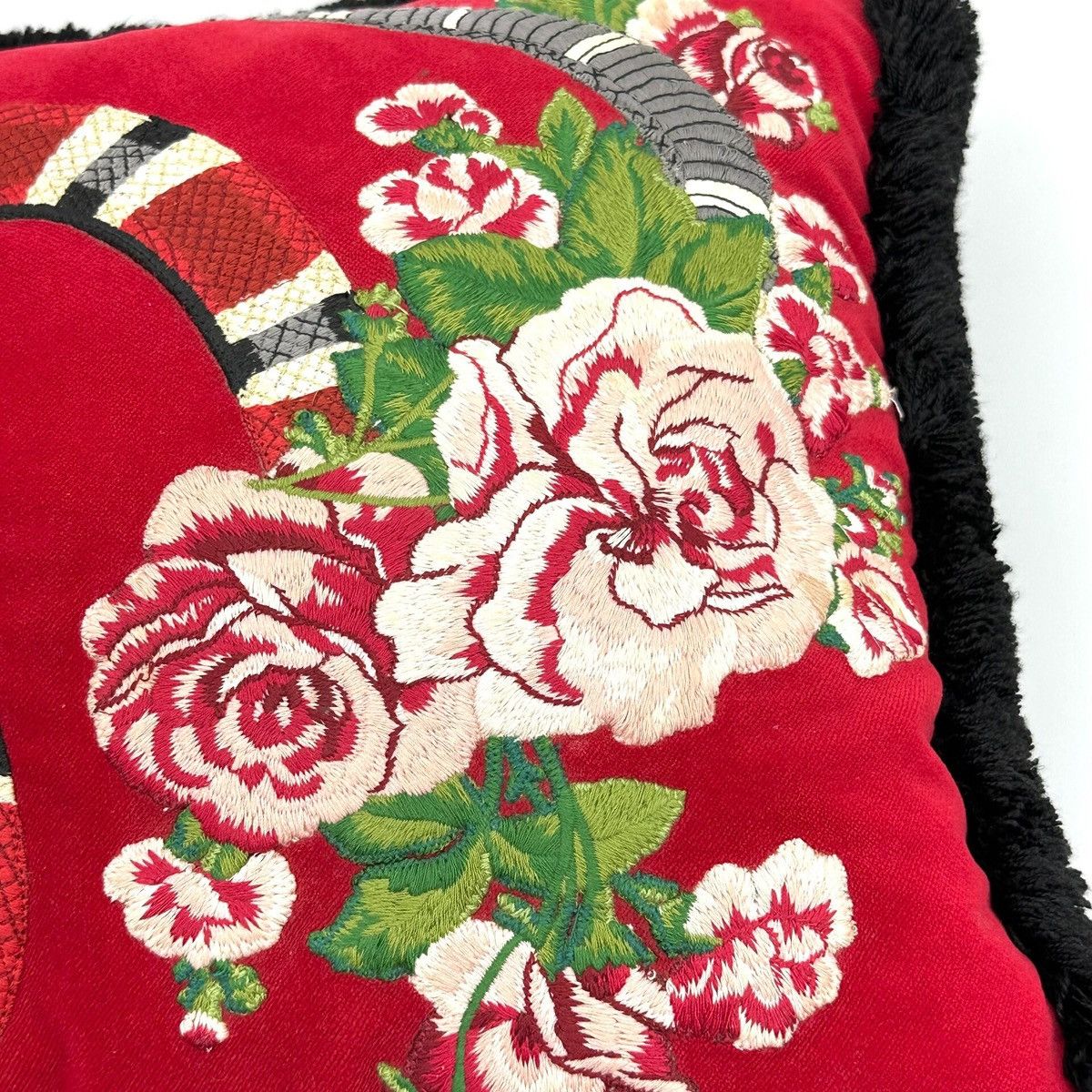 Gucci Gucci Kingsnake-embroidered red velvet cushion Size ONE SIZE - 7 Thumbnail