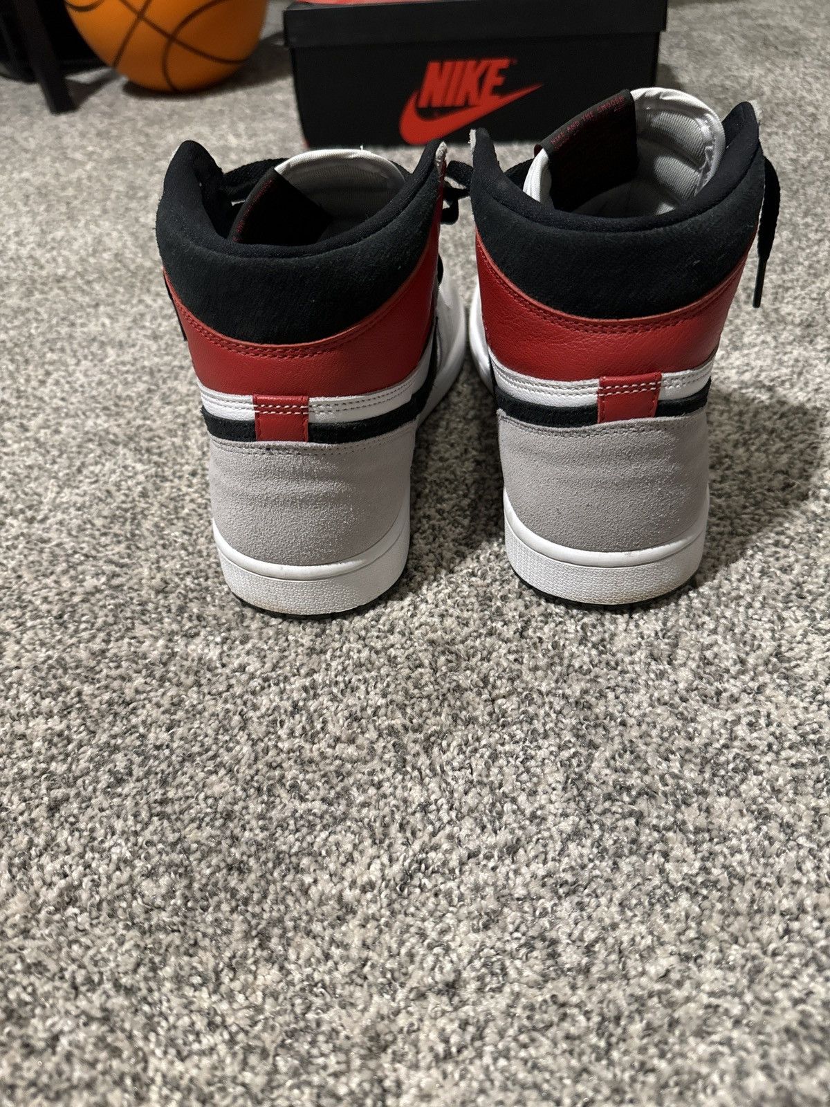 Jordan Brand × Nike Air Jordan 1 Retro High Og “Smoke Grey” Size US 9 / EU 42 - 4 Thumbnail