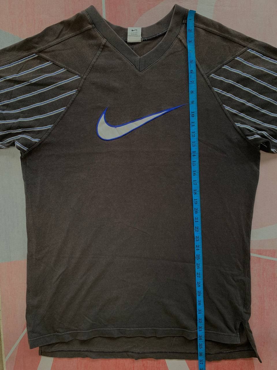 Nike Vintage 90s NIKE Big Swoosh Loose V-neck Tee Size US L / EU 52-54 / 3 - 11 Thumbnail