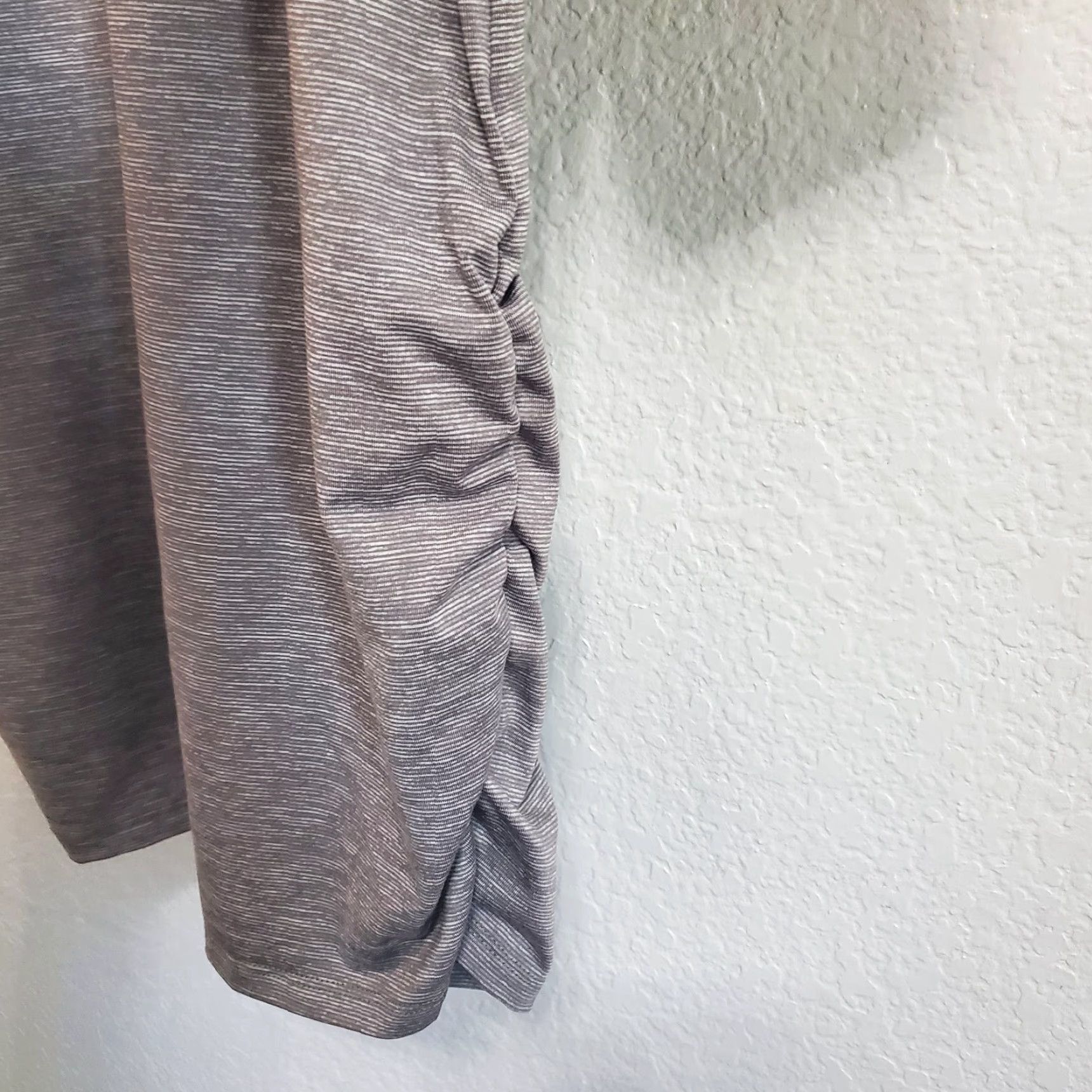 Vintage Lucy Womens Top M Gray Manifest Long Sleeve V Back Stretch Ruched Side Activewear/Travel Casual Shirt Size M / US 6-8 / IT 42-44 - 7 Thumbnail