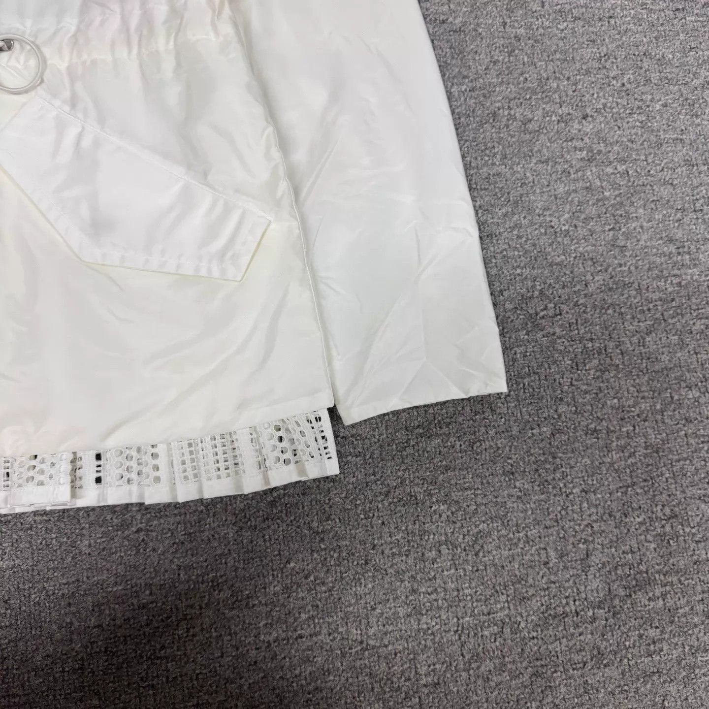 Moncler Moncler Cuff Logo White Shell Jacket Pleated Panel Size XS / US 0-2 / IT 36-38 - 5 Thumbnail
