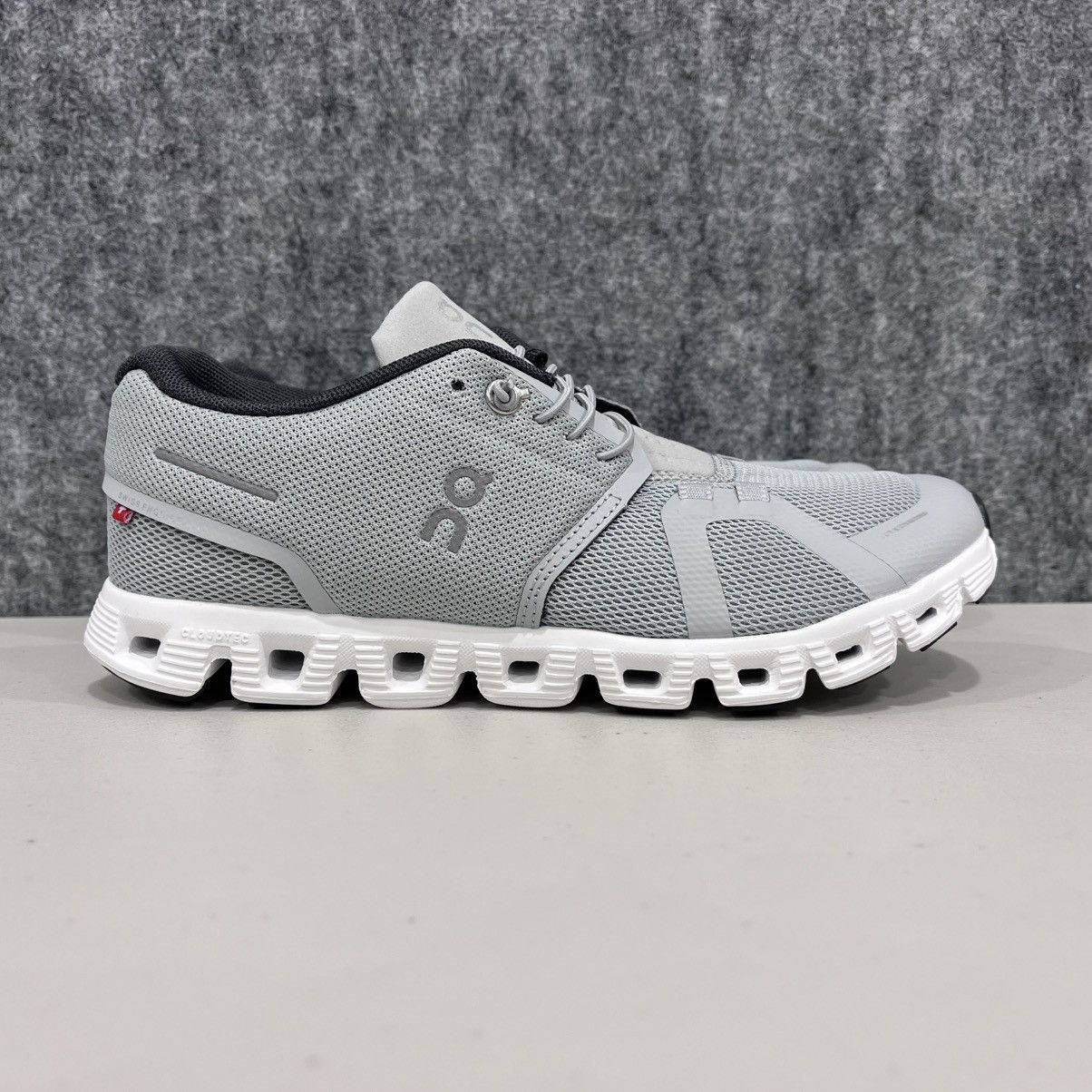 On On Cloud 5 Grey White Women Running Shoes size US 7 EU 38 Size US 7 / IT 37 - 2 Thumbnail