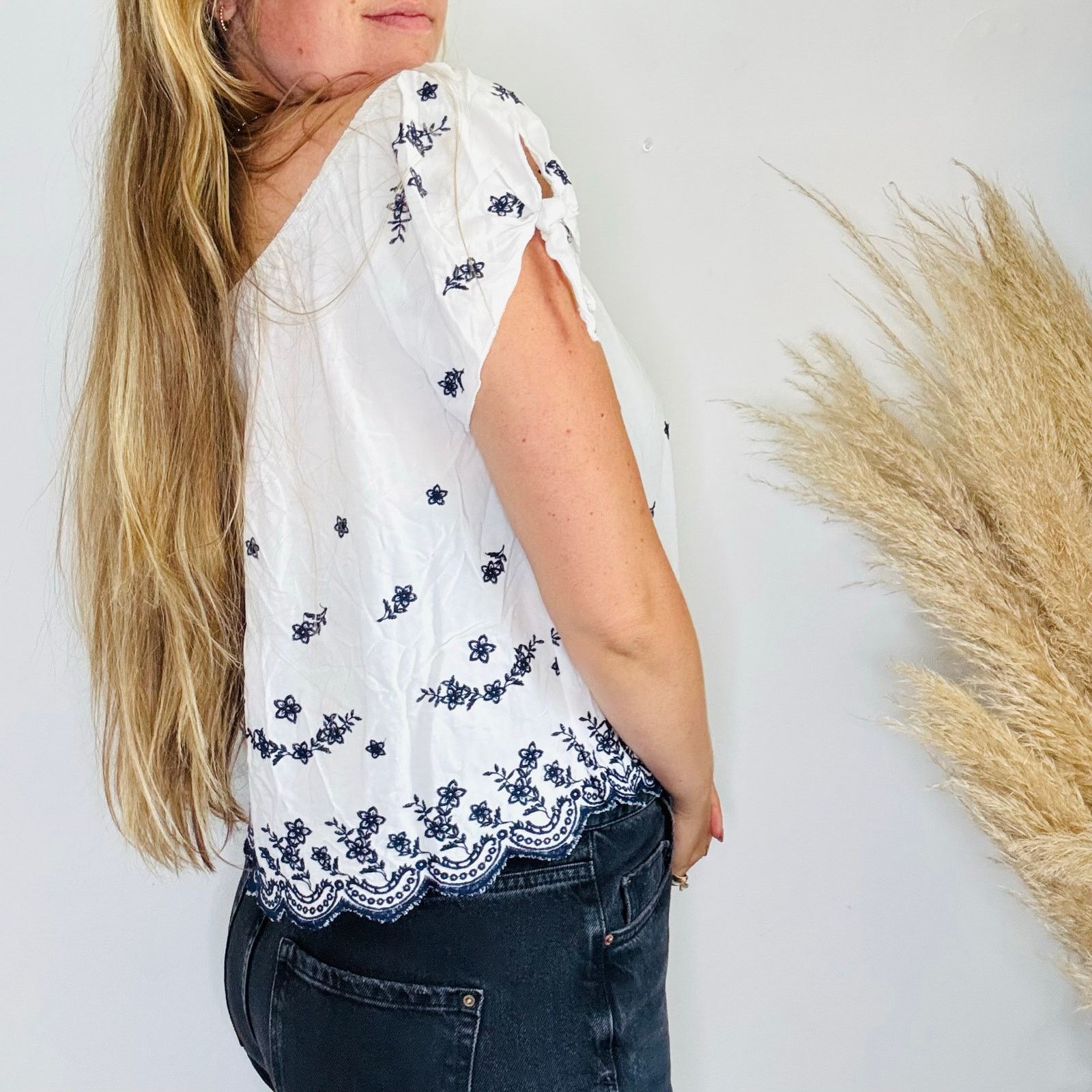 Vintage VINTAGE White Navy Blue Floral Tie Shoulder Top Shirt Blouse Size L / US 10 / IT 46 - 4 Thumbnail