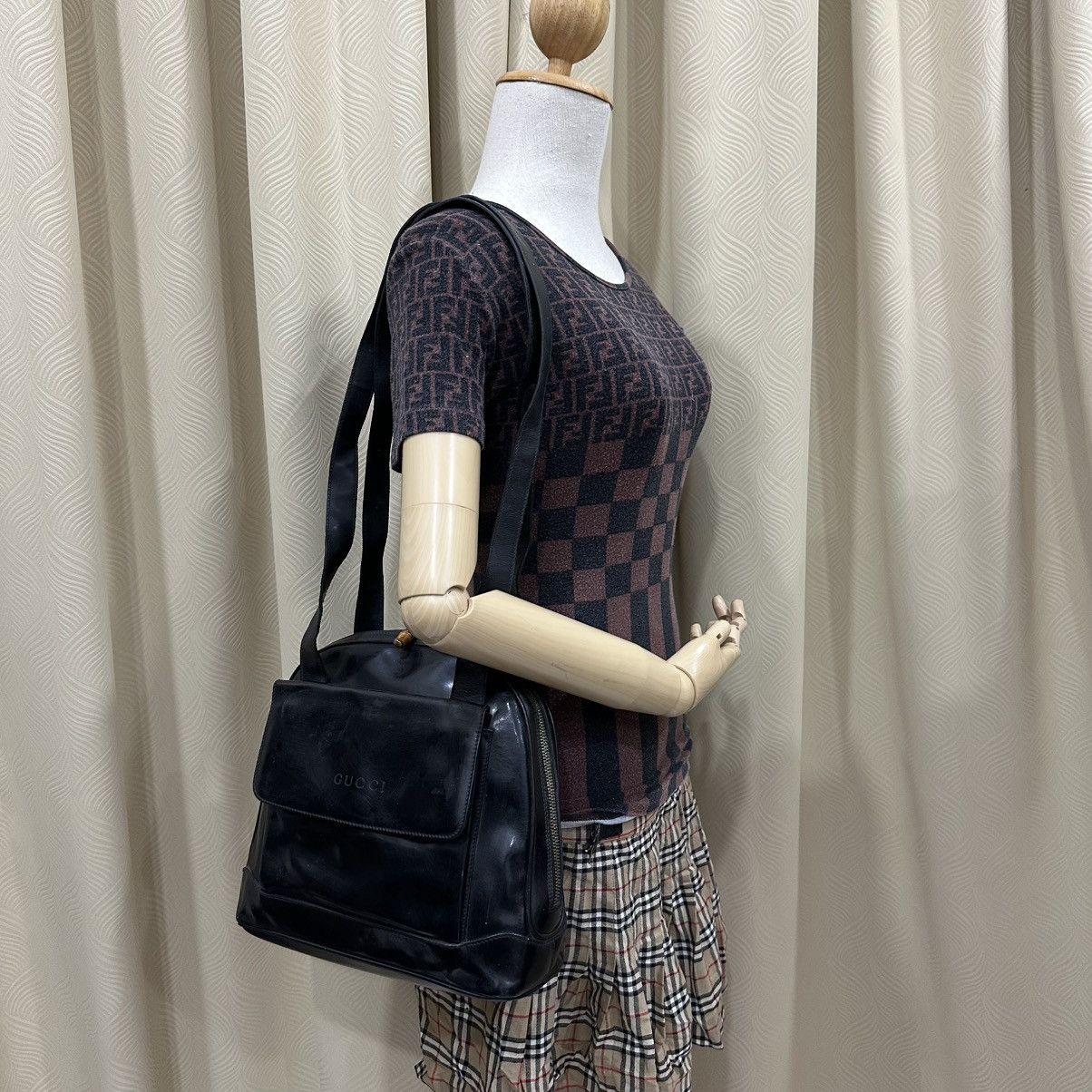 Gucci ‼️YES‼️VINTAGE GUCCI PATENT LEATHER BAMBOO PULLER SHOULDER BAG Size ONE SIZE - 1 Thumbnail