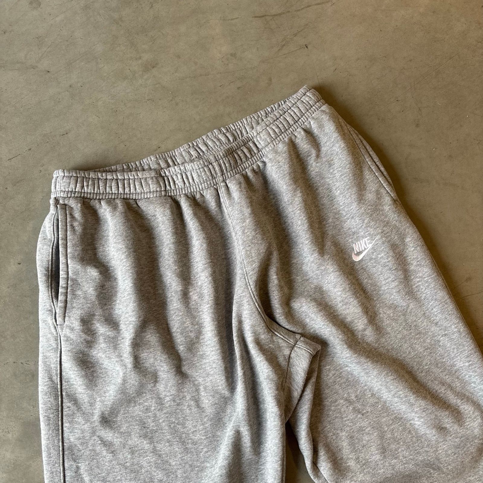 Nike vintage grey nike sweatpants Size US 36 / EU 52 - 2 Thumbnail