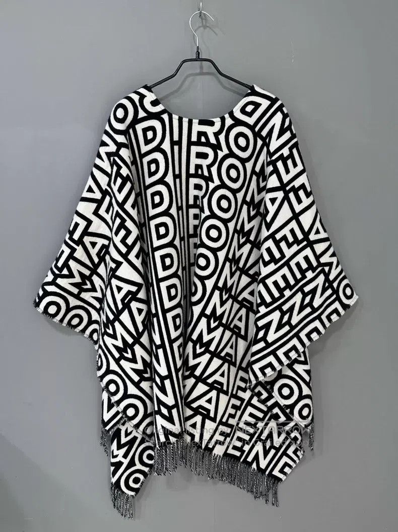 Fendi Fendi size 130*134cm Monogrammed Letter Logo Wool Shawl Size ONE SIZE - 1 Thumbnail