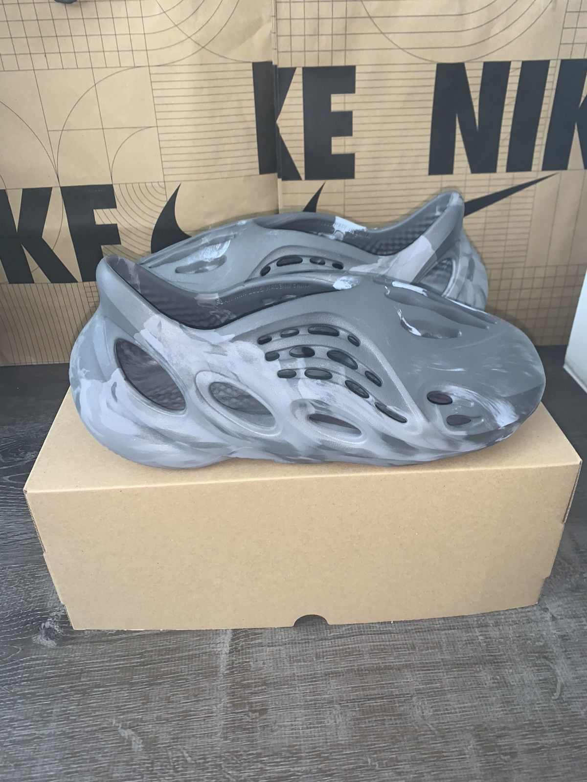 Adidas × Kanye West × Yeezy Yeezy Foamrunner MX Granite Size 10M Size US 10 / EU 43 - 2 Thumbnail