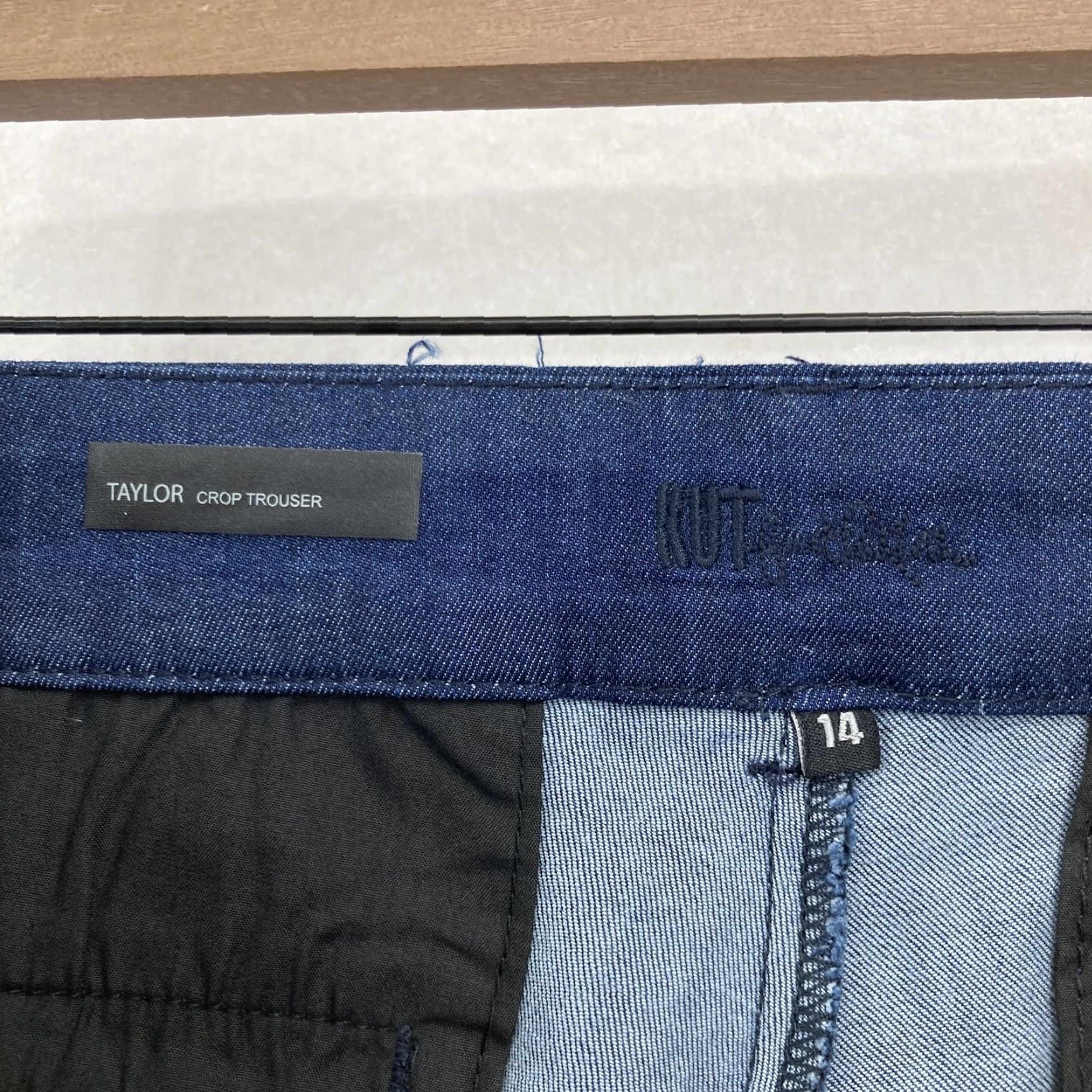 Vintage KUT from the Kloth Pants Womens 14 Taylor Crop Trouser Stretch Preppy Navy Blue Cropped Workwear Pockets Tie Back Logo Button Size 36" / US 14 / IT 50 - 5 Thumbnail