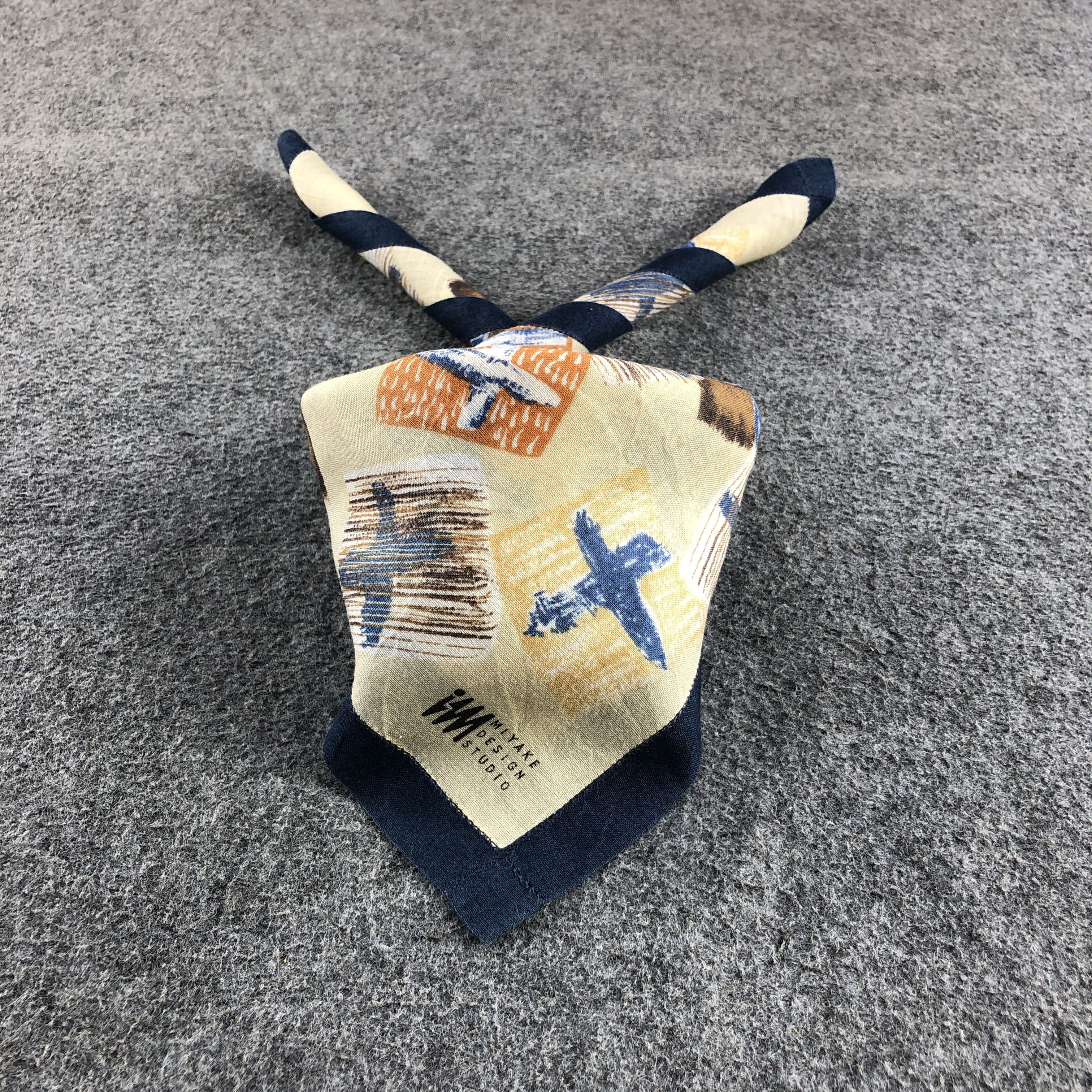 Issey Miyake × Japanese Brand × Vintage Issey Miyake Handkerchief Geometric Print H2703 Size ONE SIZE - 1 Thumbnail