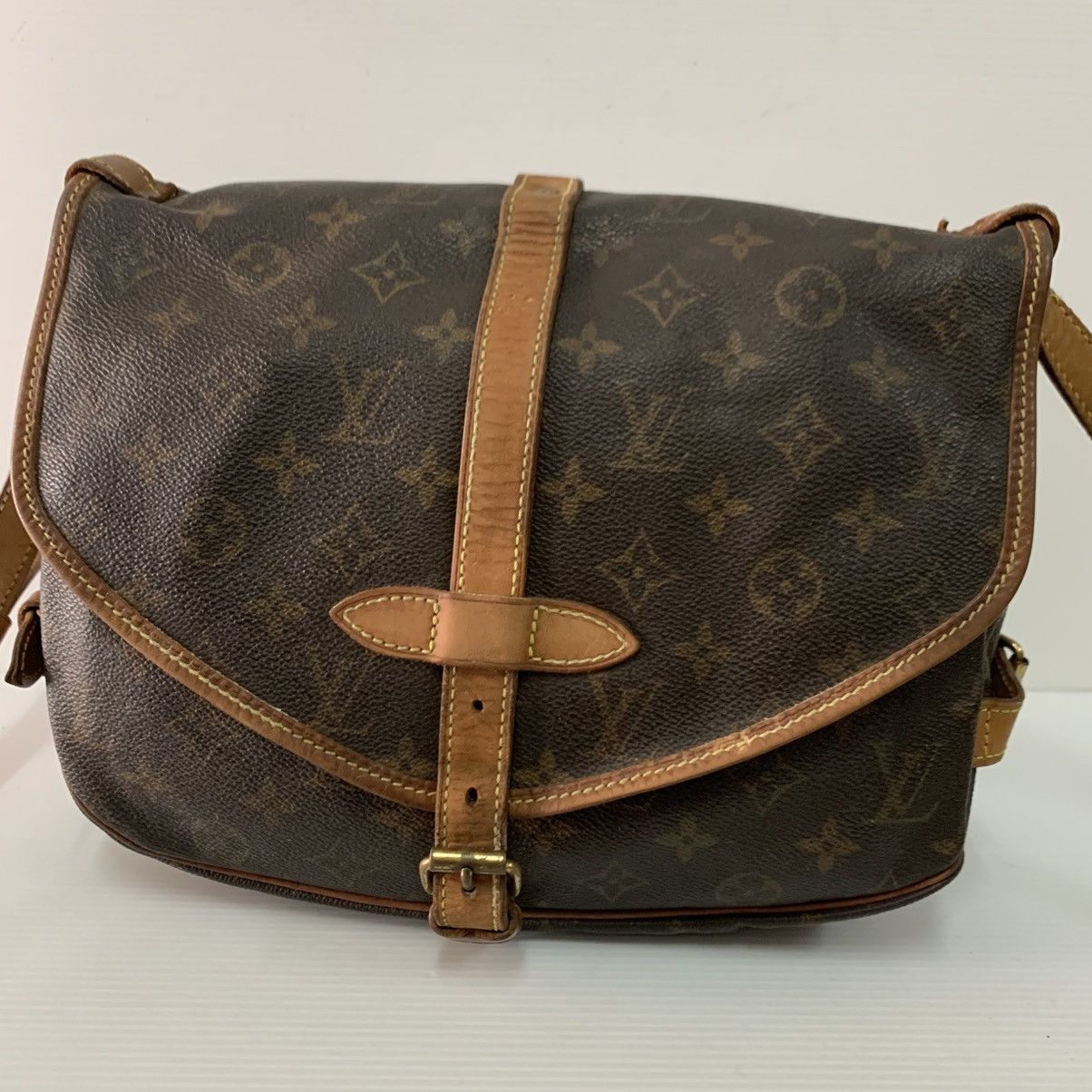 Louis Vuitton Louis Vuitton Monogram Saumur 30 Slingbag Size ONE SIZE - 4 Thumbnail