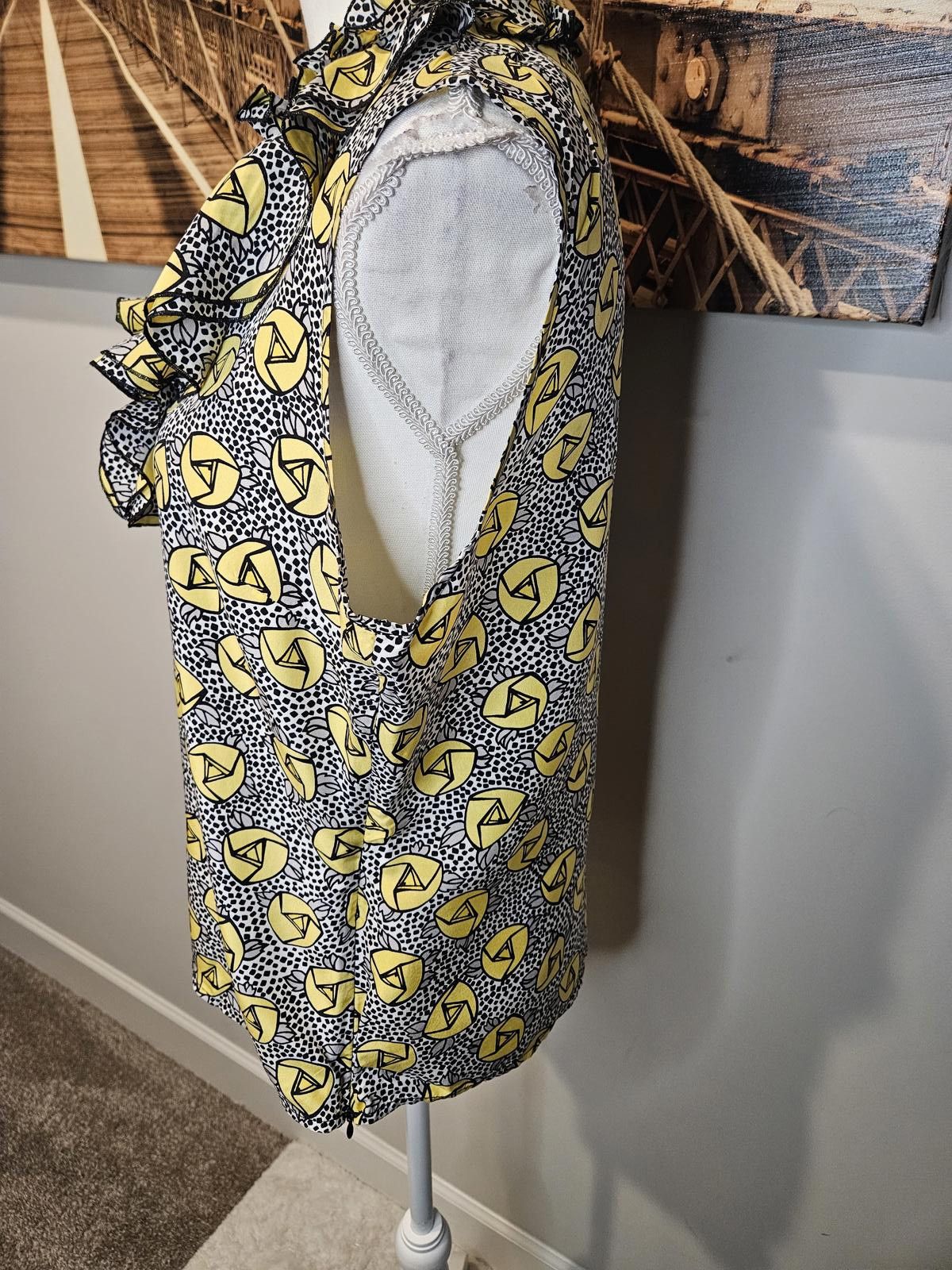 Designer 100% Silk Doncaster Yellow Graphic Ruffle Blouse Size L / US 10 / IT 46 - 2 Thumbnail