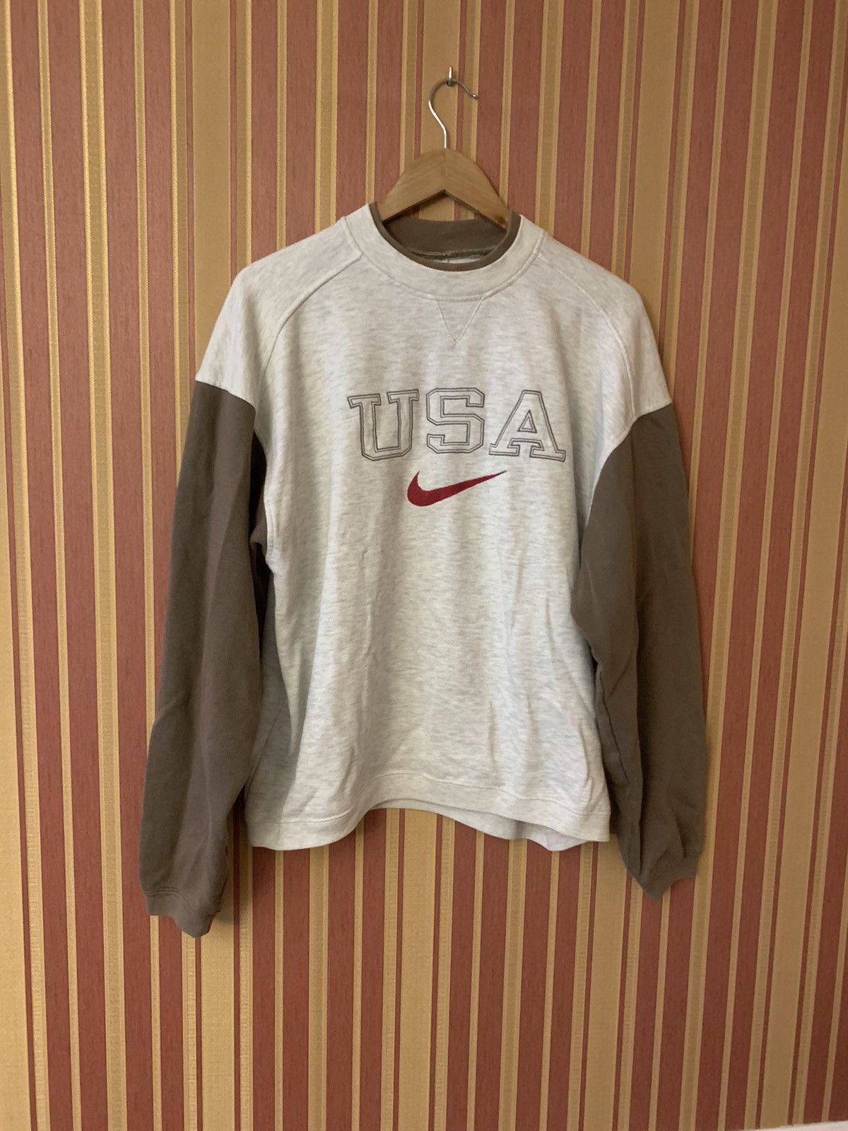 Vintage Vintage Nike USA Spell Out 90s Sweatshirt Crewneck Sweater Size US M / EU 48-50 / 2 - 1 Thumbnail