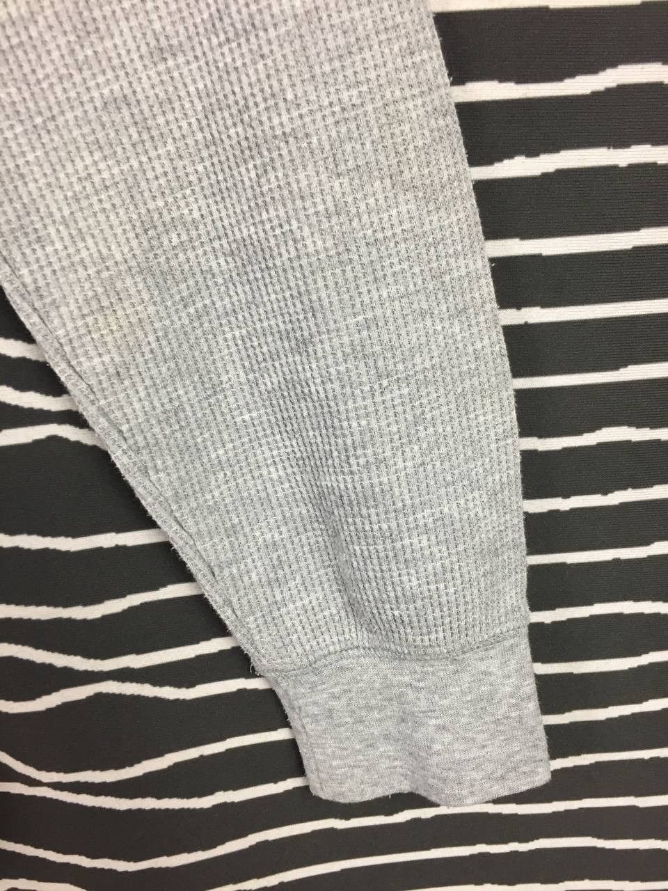 Uniqlo Uniqlo Thermal Waffle Knit Long Sleeve Henley Tee Size S Size US S / EU 44-46 / 1 - 4 Thumbnail