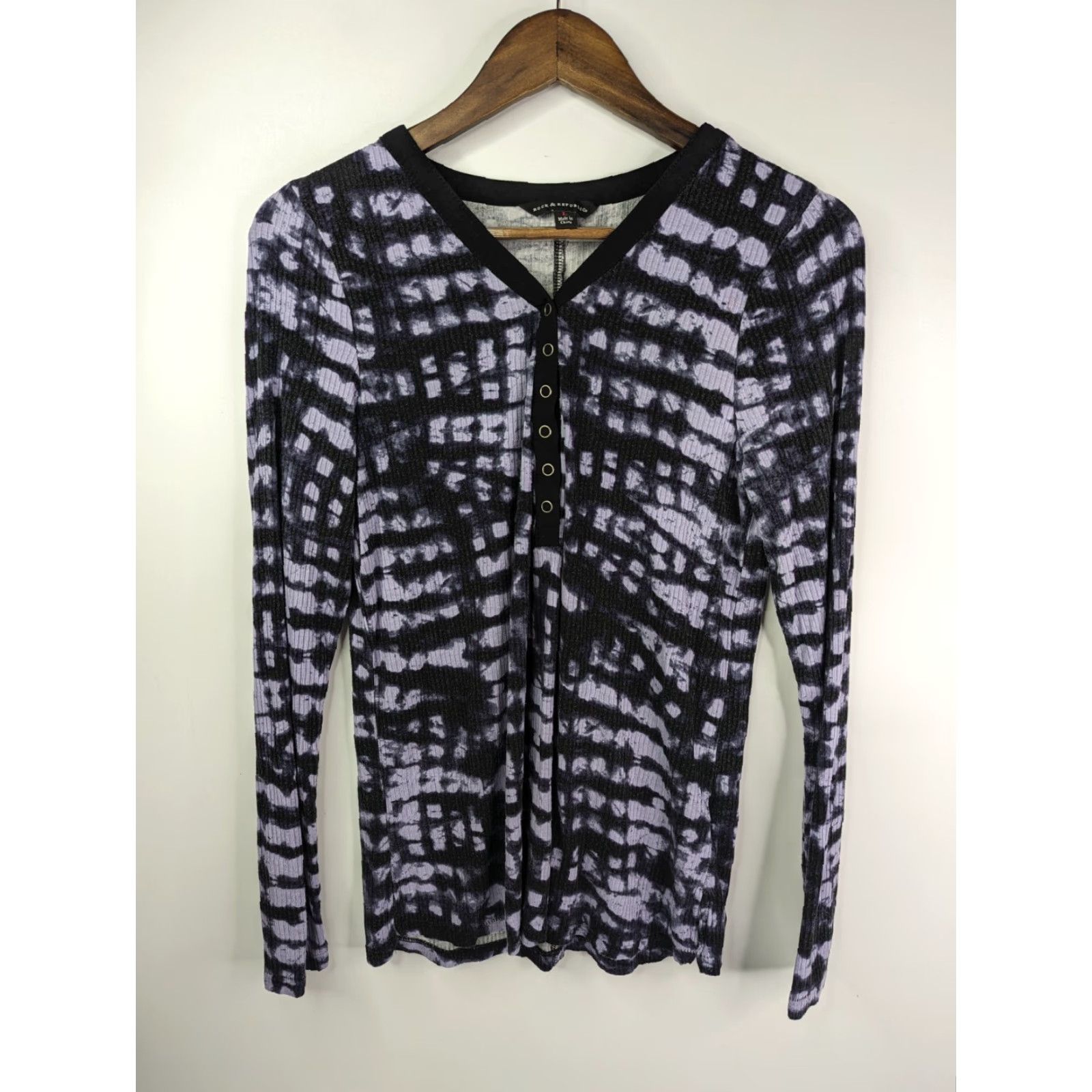 Vintage Rock & Republic Shirt Women's V-neck Button Rib Knit Top L Purple Casual Comfort All Seasons Size L / US 10 / IT 46 - 2 Thumbnail