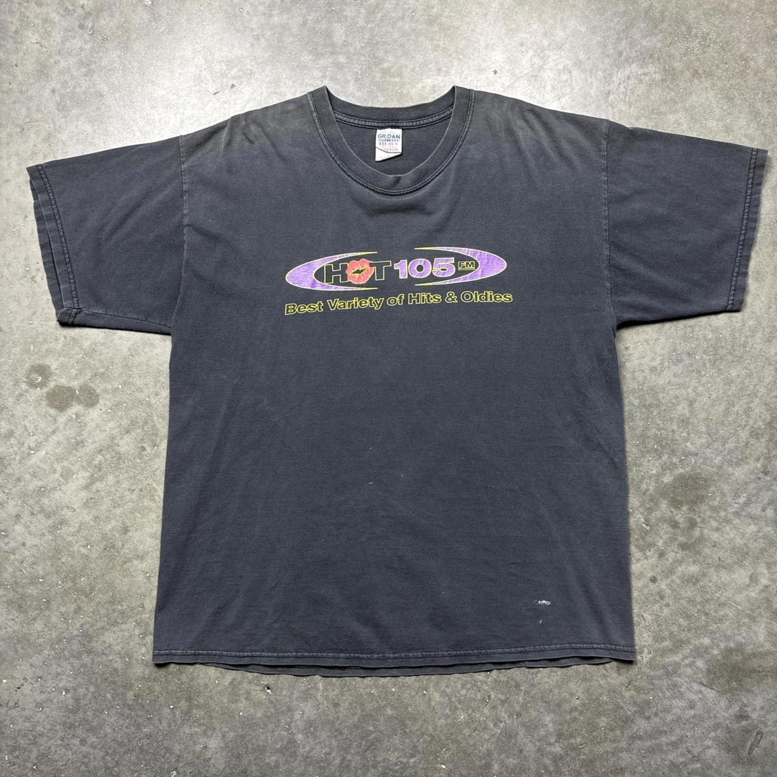 Gildan Hot 105 Fm Radio Music Faded Vintage 90's T-Shirt Size US XL / EU 56 / 4 - 1 Thumbnail