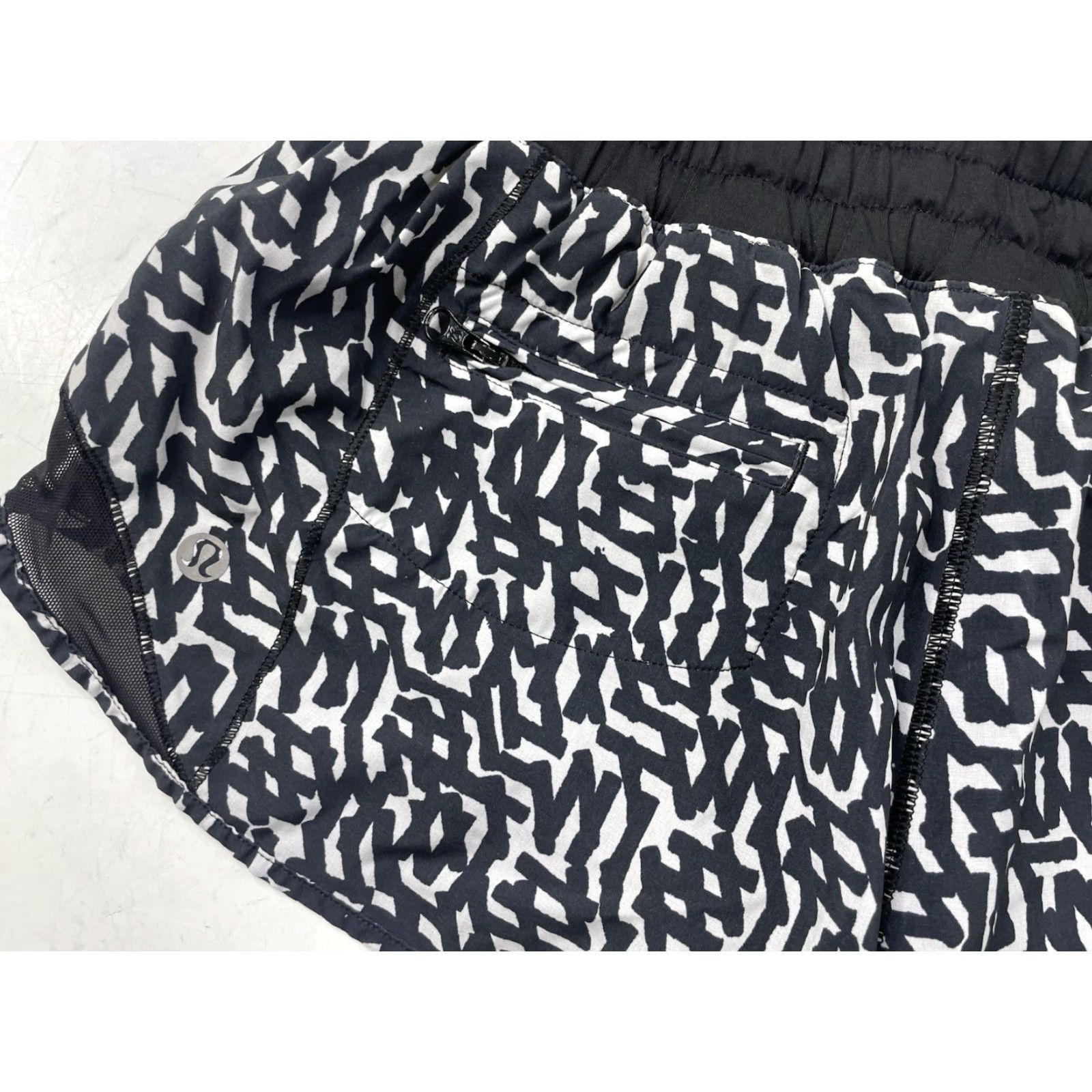 Lululemon Lululemon 2.5" Lined Short Women Size 6 Black White Geometric Activewear Hotty Hot Low-Rise Folded Hem Geometric Pattern Size 28" / US 6 / IT 42 - 4 Thumbnail