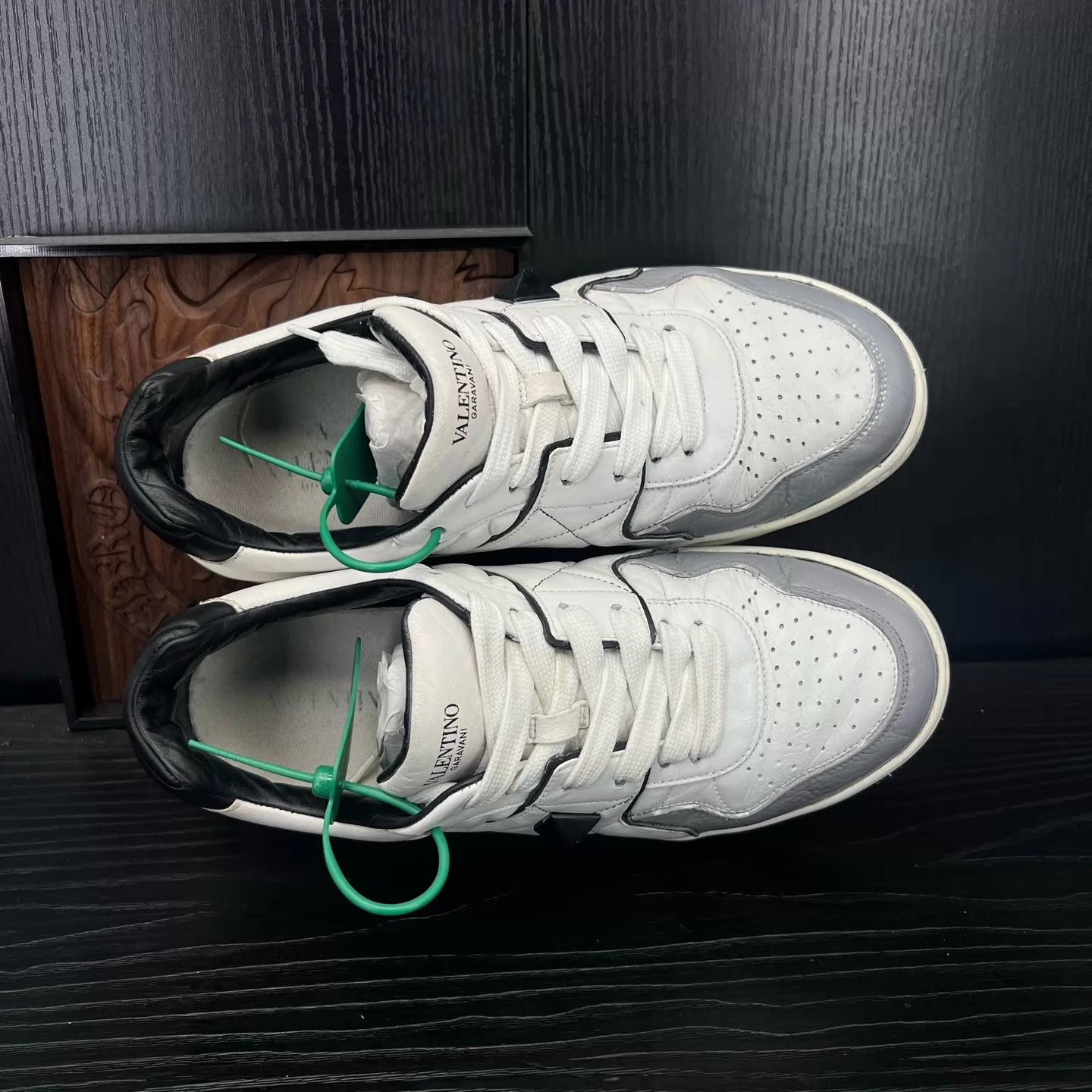 Valentino Valentino One Stud White/Black 40 (Good, Minor Toe Crack) Size US 9.5 / EU 42-43 - 7 Thumbnail