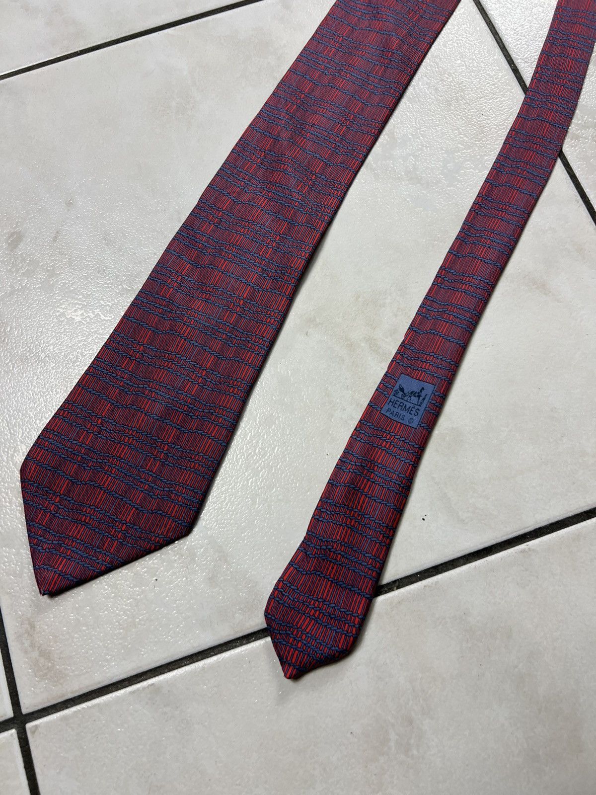 Vintage Hermes Paris silk tie luxury 7820 MA patterned red