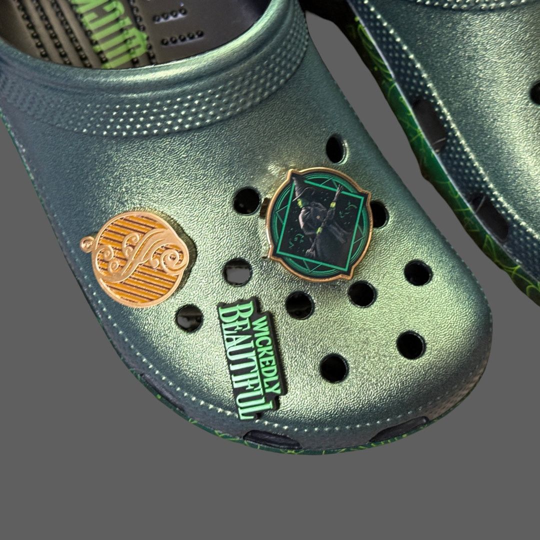 Crocs Crocs x Wicked Elphaba Classic Clog Glow In The Dark M5 W7 Size US 5 / EU 37 - 3 Thumbnail