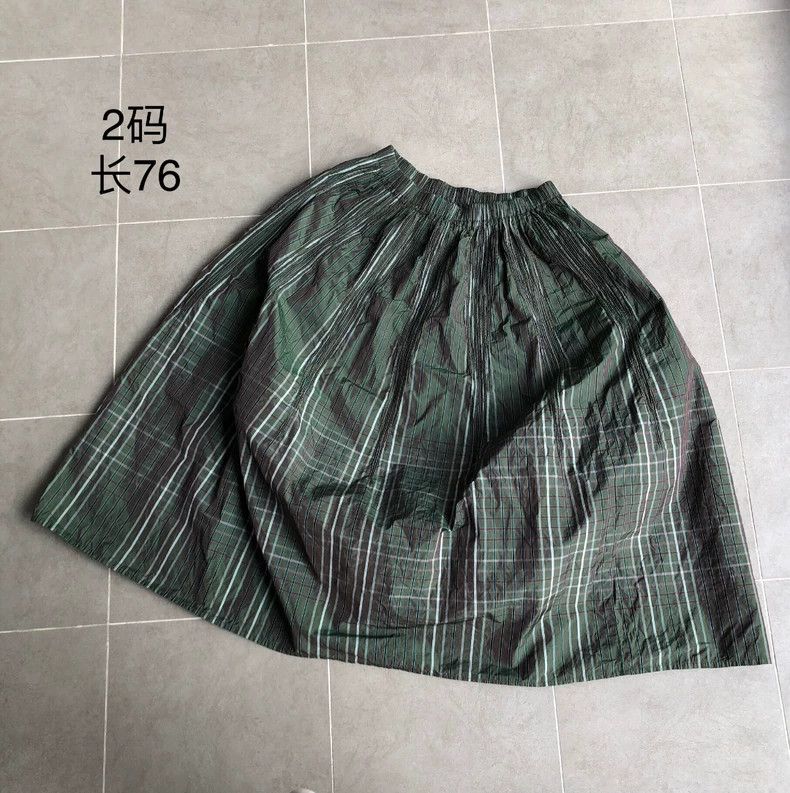 Issey Miyake Issey Miyake size:2 A green British-style skirt Size 23" - 2 Thumbnail