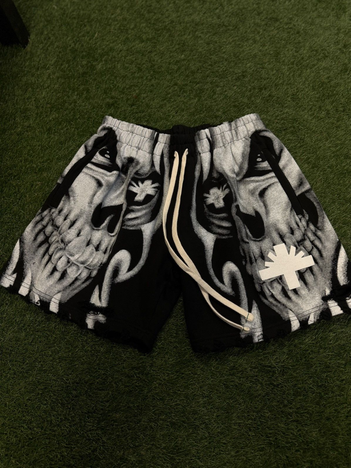Vertabrae Vertabrae White Black Skeleton Shorts Size M (NEW) Size US 28 / EU 44 - 1 Thumbnail