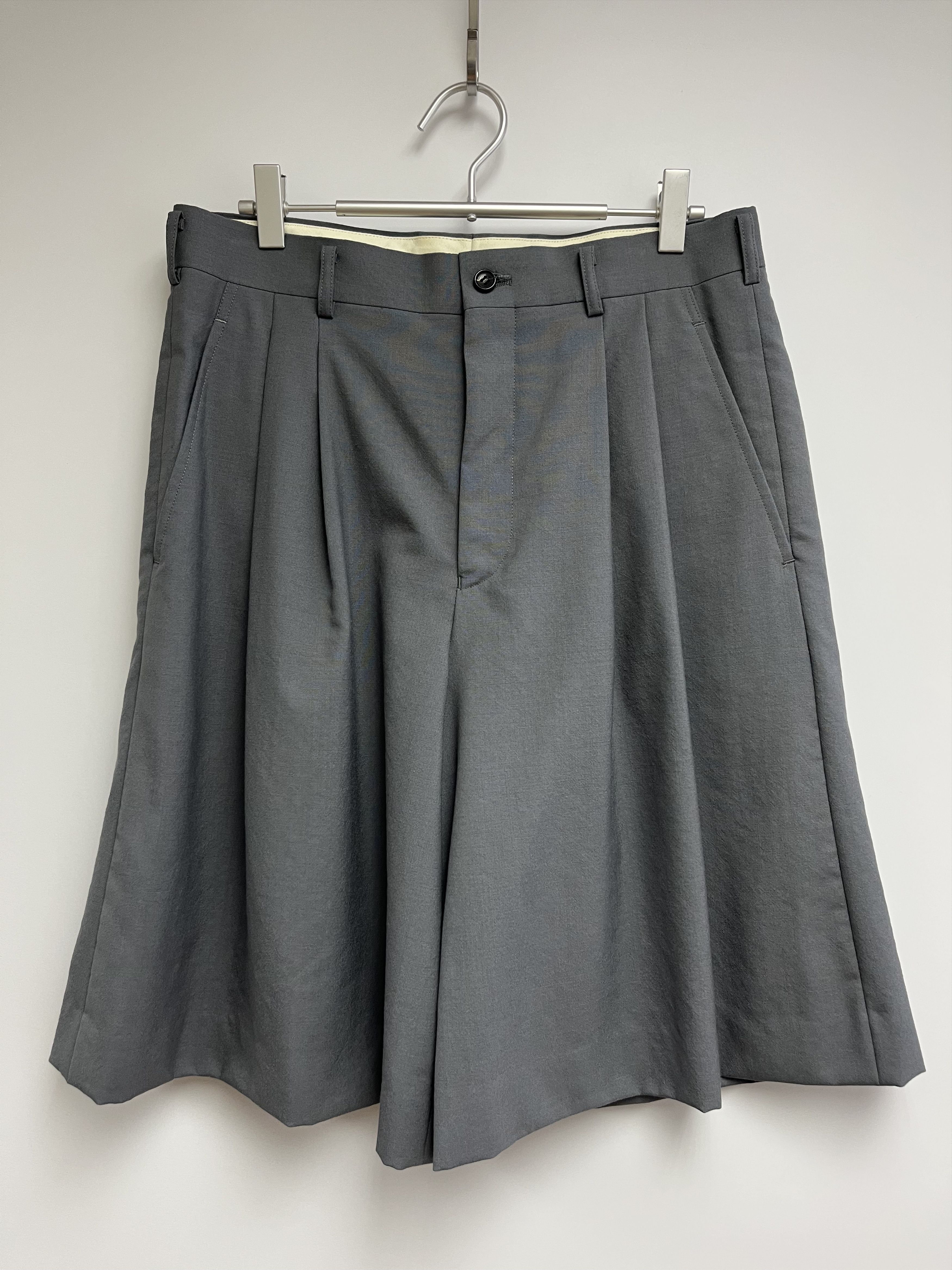 Comme des Garcons Homme Plus COMME des GARÇONS HOMME PLUS PLEATED WOOL SHORTS Size US 30 / EU 46 - 1 Thumbnail
