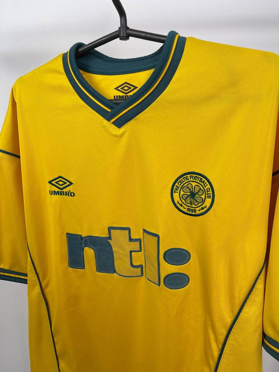 Umbro CELTIC 2000 2002 AWAY SHIRT FOOTBALL SOCCER UMBRO SIZE XL Size US XL / EU 56 / 4 - 3 Thumbnail