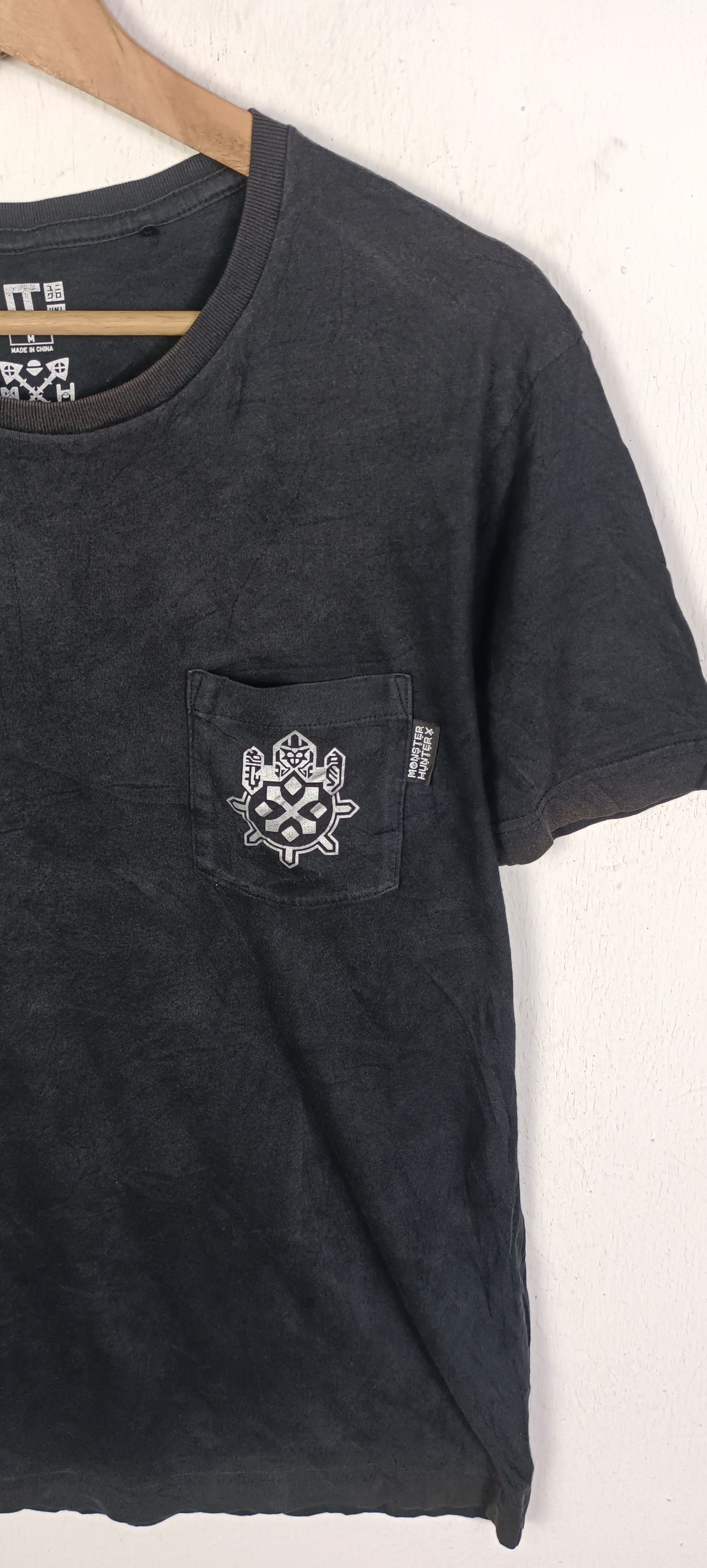Uniqlo Monster Hunter Uniqlo Short Sleeve T Shirt Size US M / EU 48-50 / 2 - 4 Thumbnail