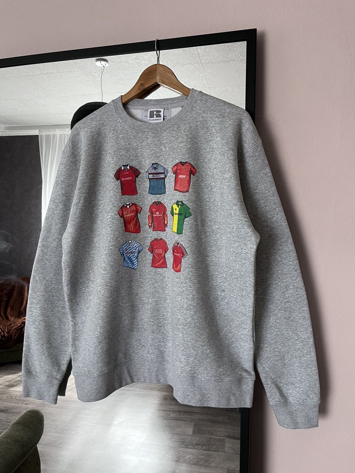Russell Athletic Russel Art of Football Manchester United Grey Sweatshirt Size US XL / EU 56 / 4 - 1 Thumbnail