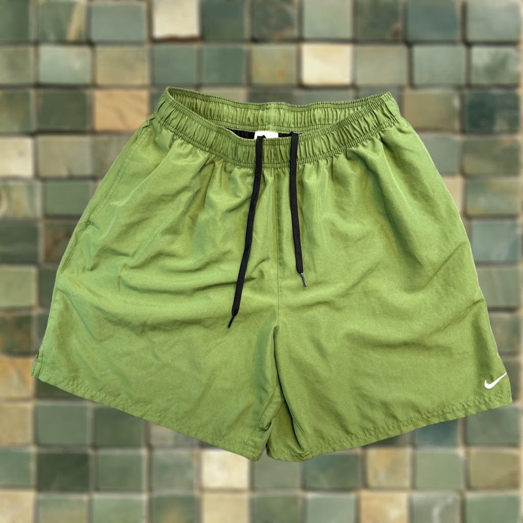 Nike Nike Men’s Solid Green Flat Front Swim Trunks Shorts Pockets Lined XL NESSA559 Size US 31 - 1 Thumbnail