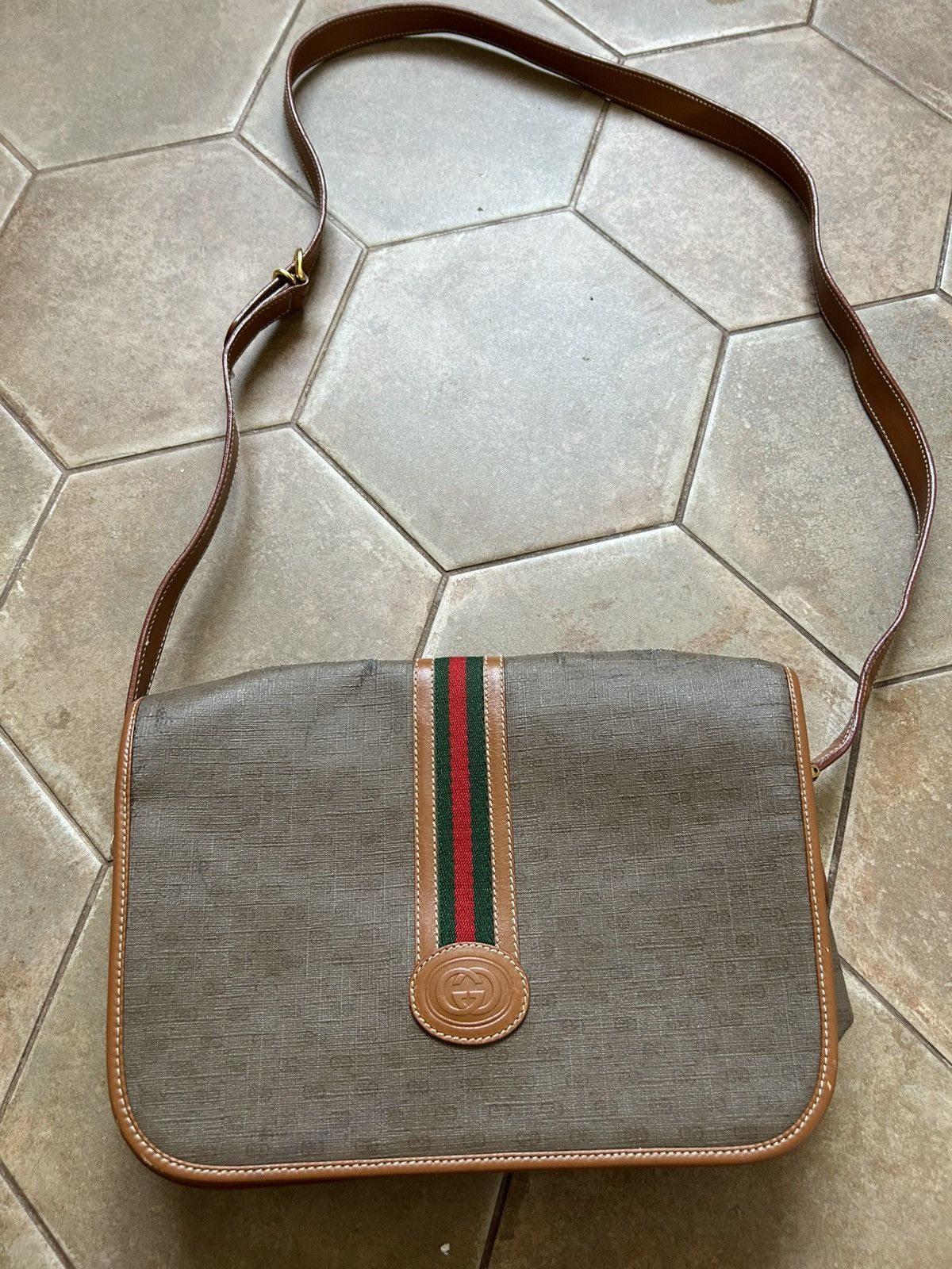 Gucci Authentic GUCCI Vintage Crossbody Bag Size ONE SIZE - 1 Thumbnail