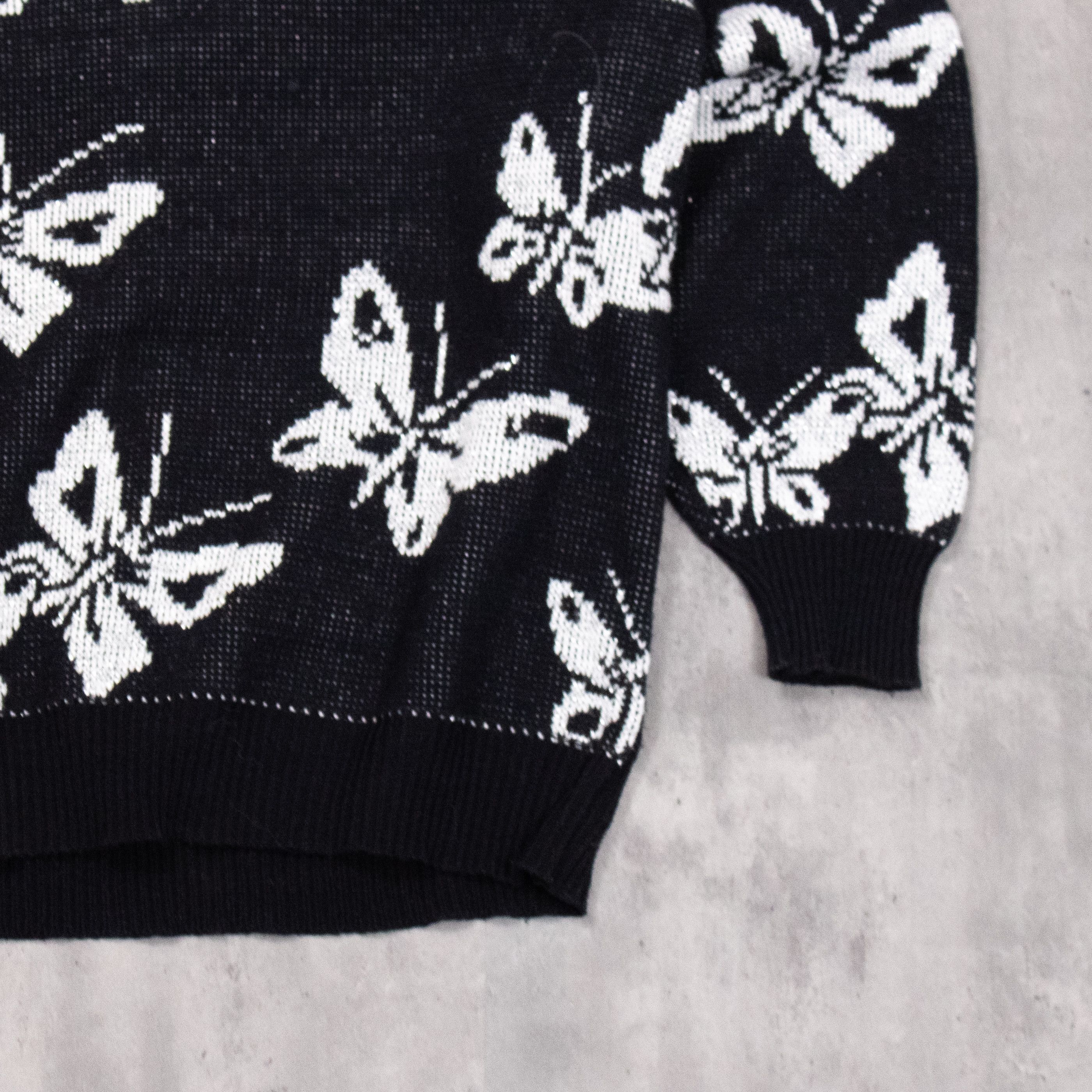 Japanese Brand Vintage 90's Thread Butterfly Neck Oversize Sweater Size US M / EU 48-50 / 2 - 3 Thumbnail