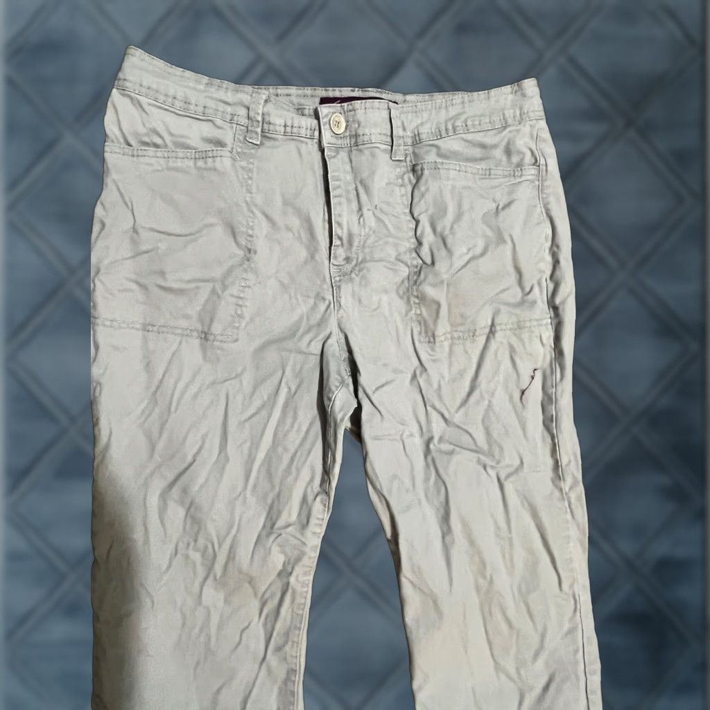 Gloria Vanderbilt Gloria Vanderbilt Capri Crop Pants Gray Solid Missy 10 Jeans Capris City Modern Womens Regular 5-Pocket Design Size 32" / US 10 / IT 46 - 1 Thumbnail