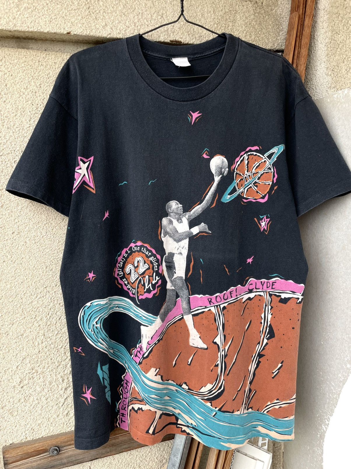 Vintage Vintage 90s Clyde Drexler Basketball NBA Over Print T-Shirt Size US XL / EU 56 / 4 - 3 Thumbnail