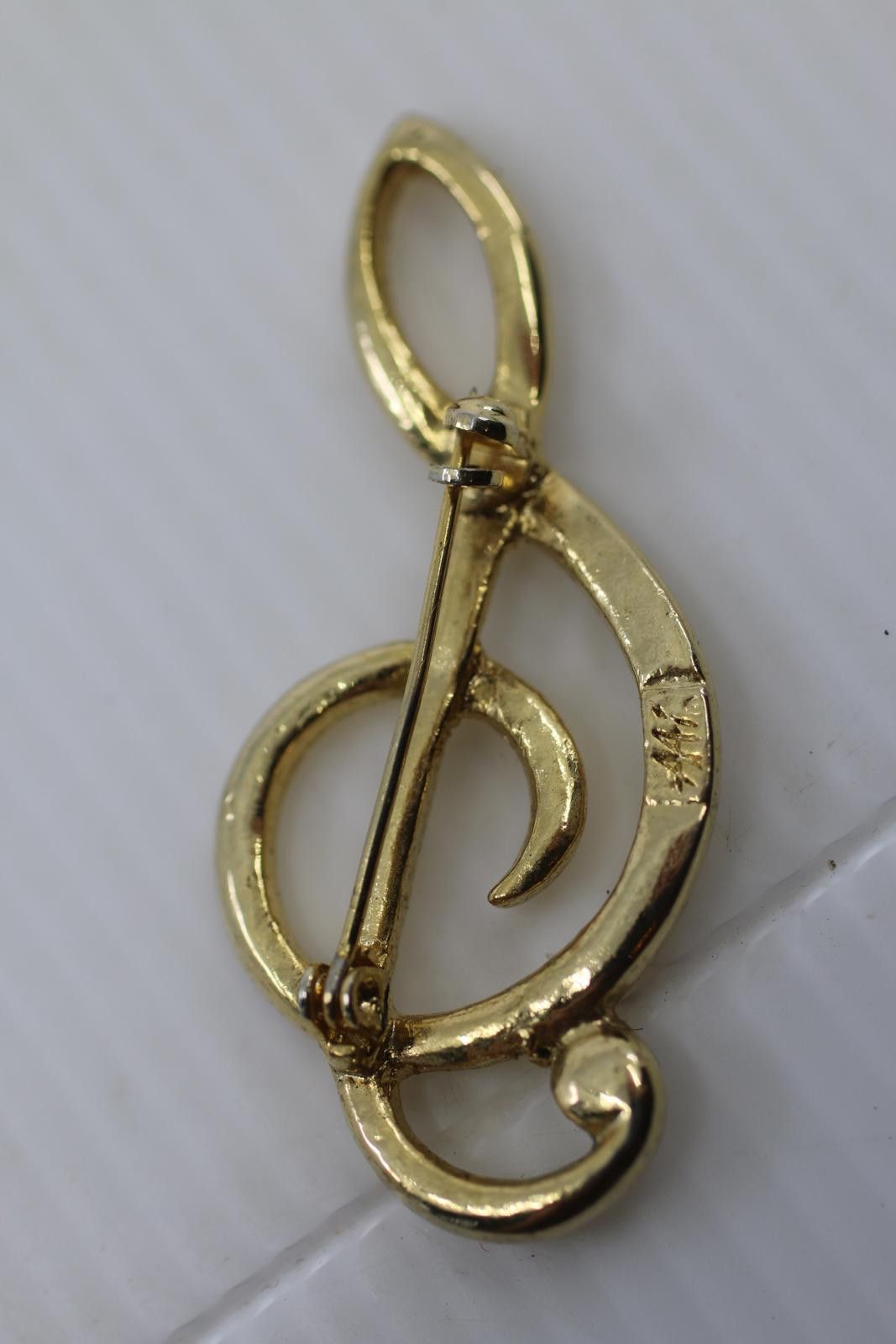 The Unbranded Brand Vintage Gold Tone Treble Clef Brooch SignedAH Music Note Pin Size ONE SIZE - 3 Thumbnail