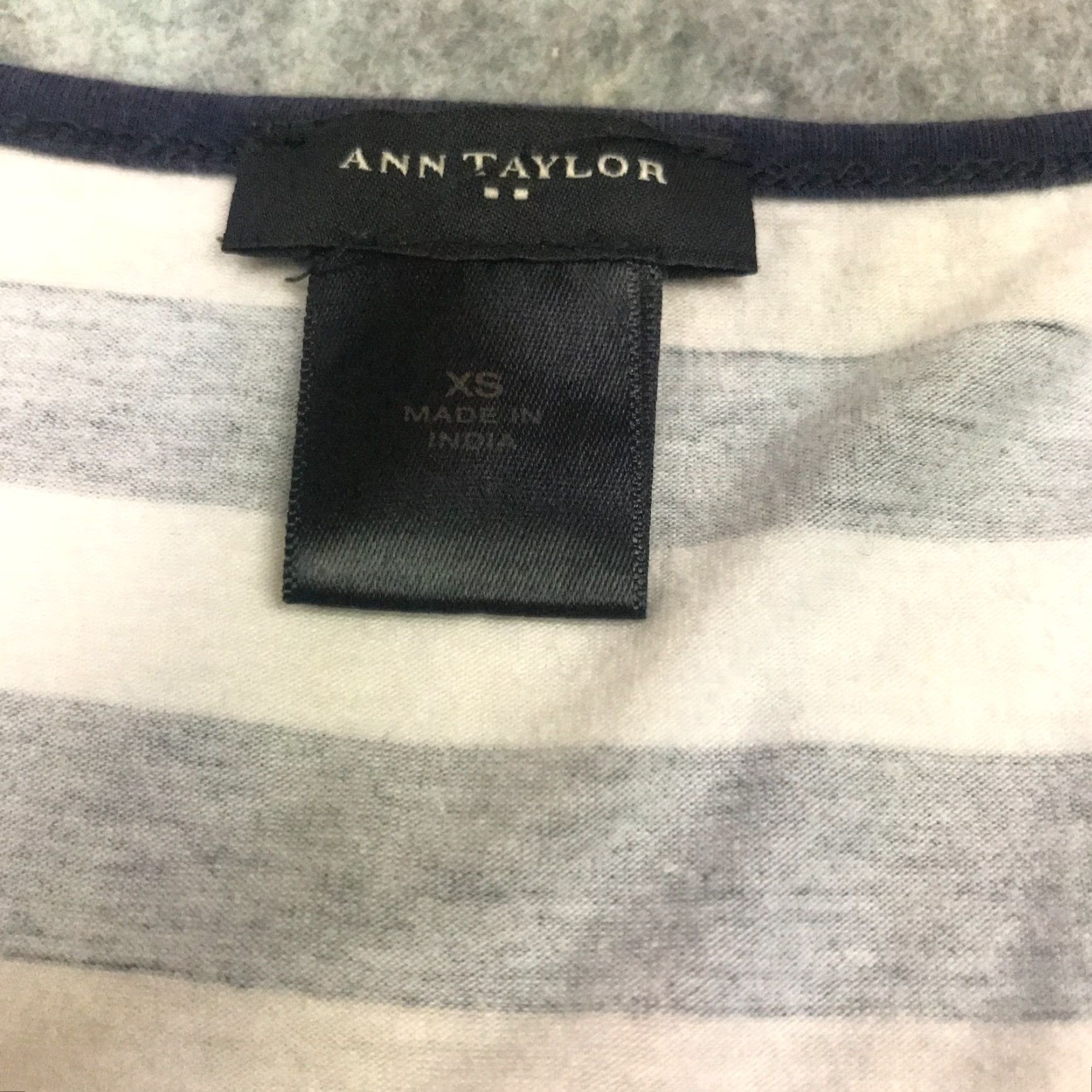 Ann Taylor Ann Taylor Shirt Blouse Womens XS Gray Tan Striped Short Sleeve Round Neck Casual Size XS / US 0-2 / IT 36-38 - 4 Thumbnail