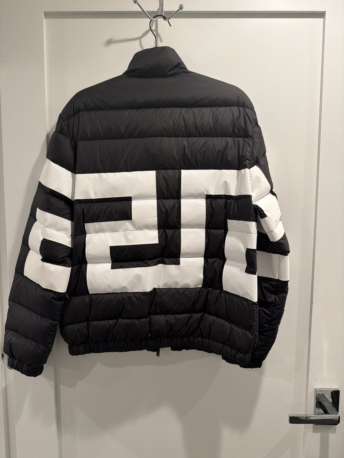 Versace Versace Black White Logo Puffer Jacket – Size 48/M Used Size US M / EU 48-50 / 2 - 3 Thumbnail