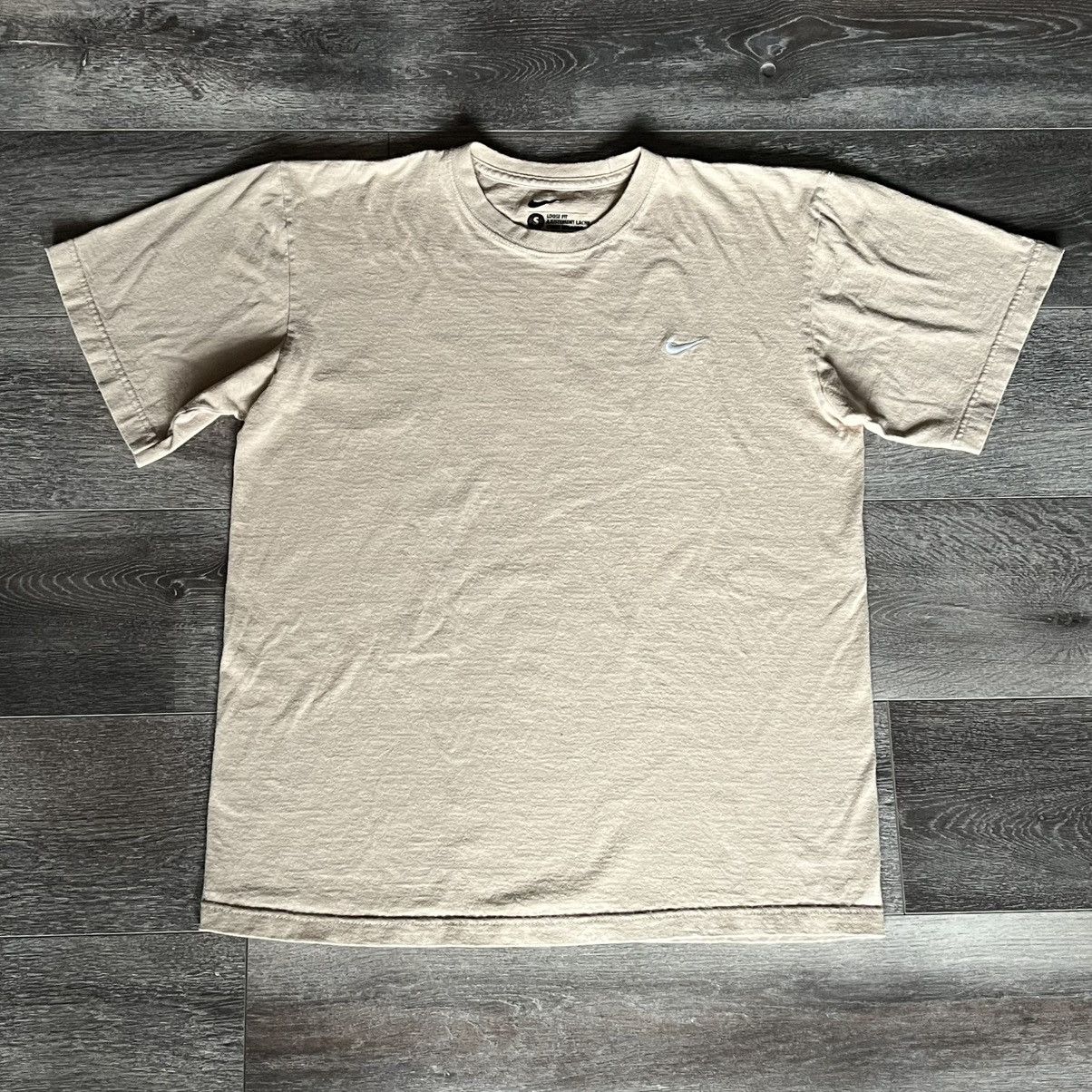 Nike Vintage 2000s Nike Basic Swoosh Logo Beige Loose Fit T Shirt Size US S / EU 44-46 / 1 - 1 Thumbnail