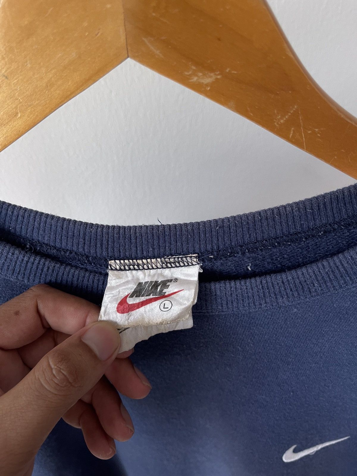 Nike 90s Nike Small Swoosh Sweatshirt Size US L / EU 52-54 / 3 - 7 Thumbnail