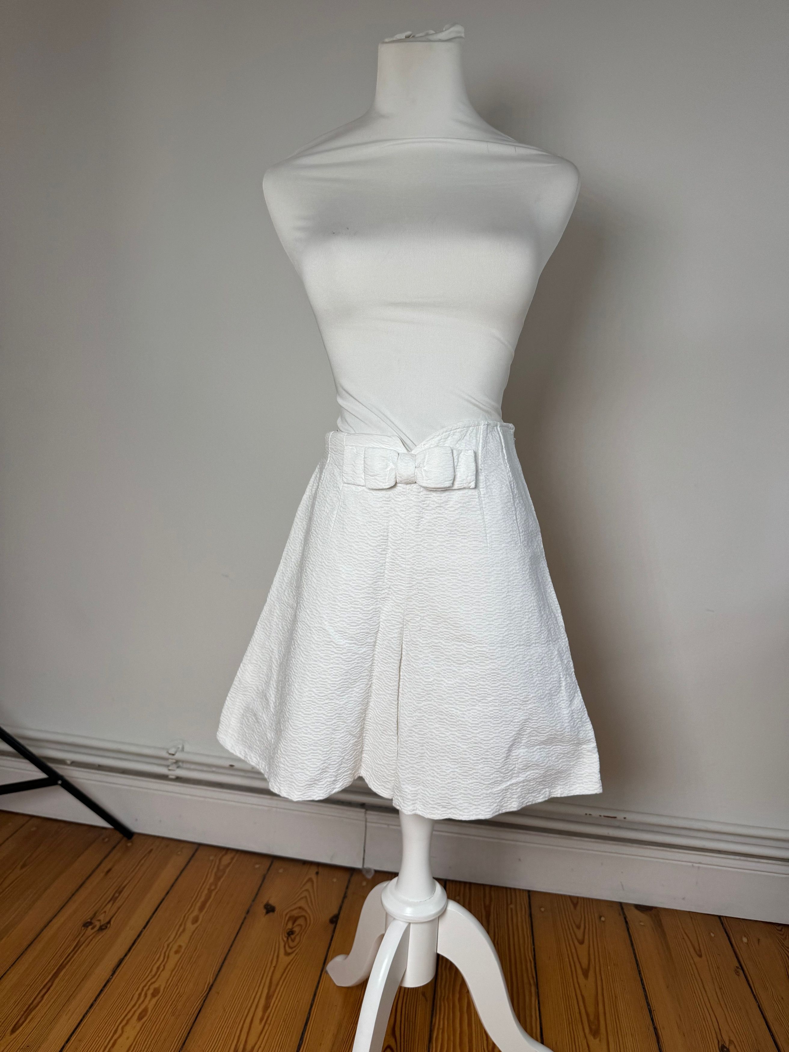 Balenciaga Vintage Shorts 38/M White Size 30" / US 8 / IT 44 - 1 Thumbnail