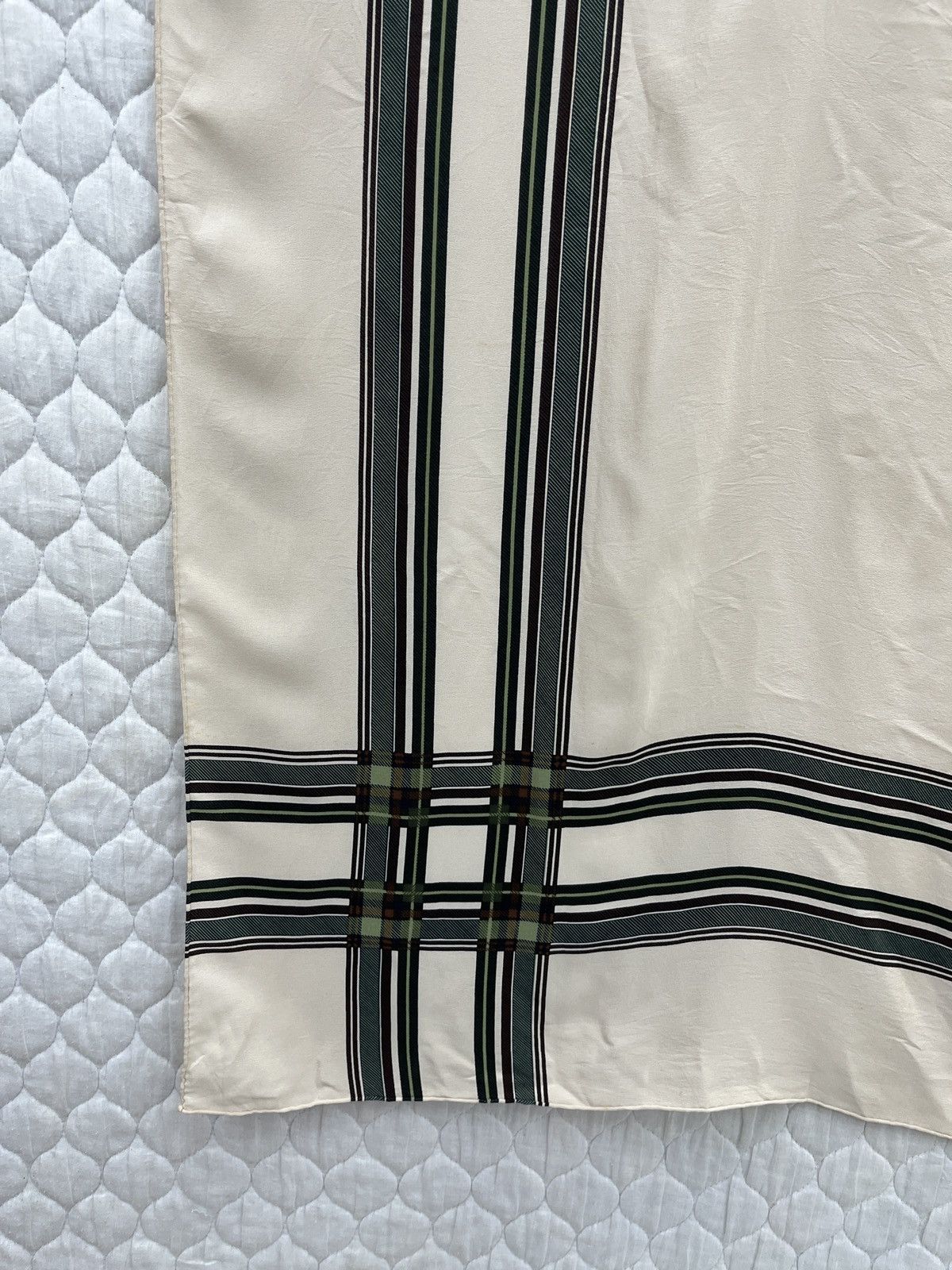 Yves Saint Laurent 🔥🔥🔥STEALS YVES SAINT LAURENT SILK SCARF Size ONE SIZE - 5 Thumbnail