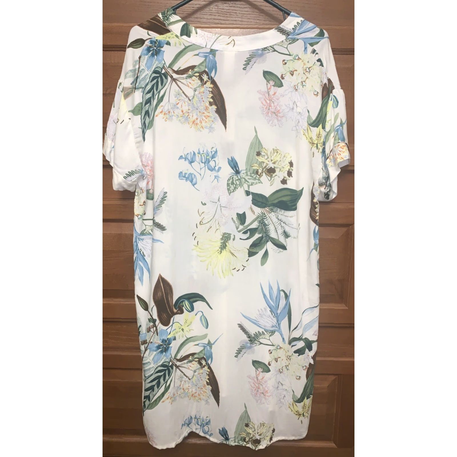 H&M H&M Dress Knee Length Floral V-Neck Multicolor 8 Short Sleeve Pullover Casual Tropical Size M / US 6-8 / IT 42-44 - 4 Thumbnail