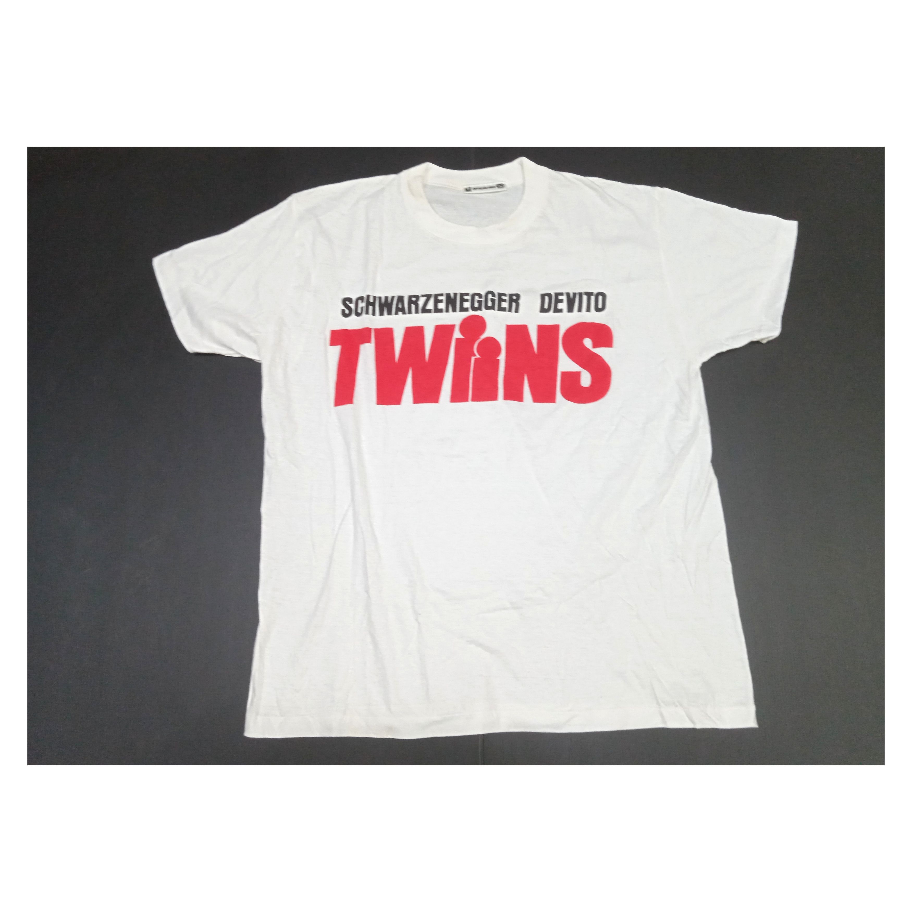 Vintage Vintage 80s TWINS Schwarzenegger Devitto T-Shirt Movie Film Size US M / EU 48-50 / 2 - 1 Thumbnail