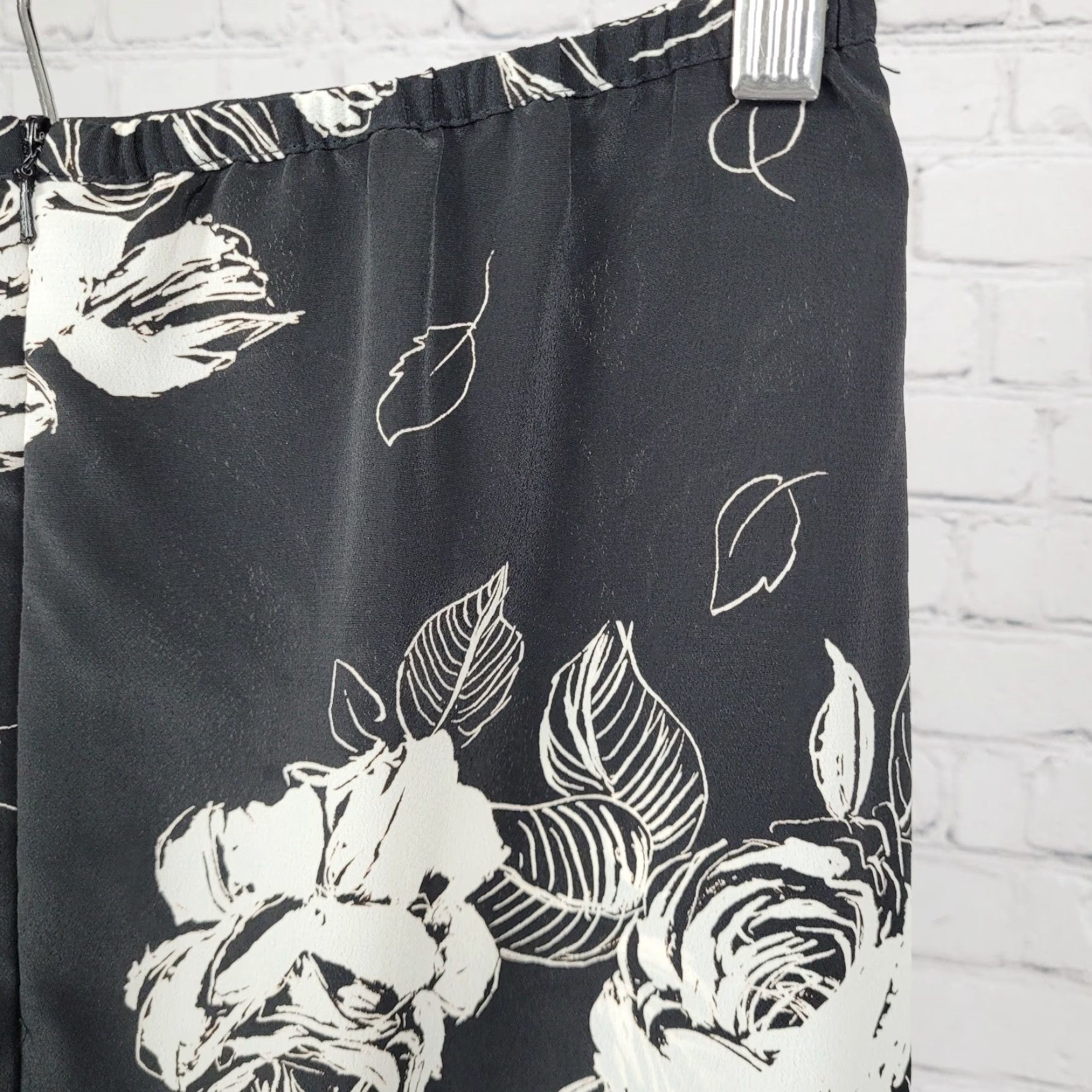 Express VINTAGE Express Skirt A-Line Women Long Black Roses Chiffon Floral Zip Elastic Waist 2 Summer Spring Fall Size 26" / US 2 / IT 38 - 7 Thumbnail