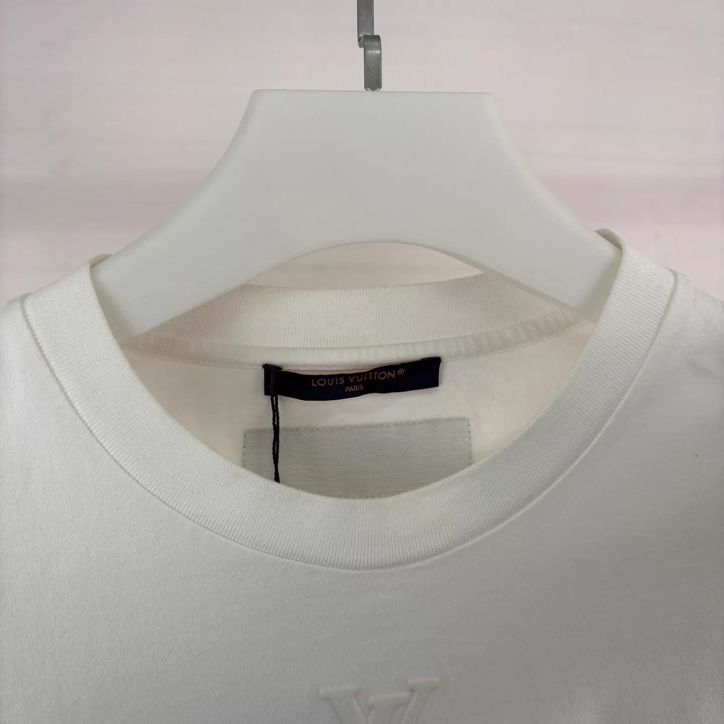 Louis Vuitton Louis Vuitton White Embossed Logo Short-Sleeve Tee S New Size US S / EU 44-46 / 1 - 3 Thumbnail