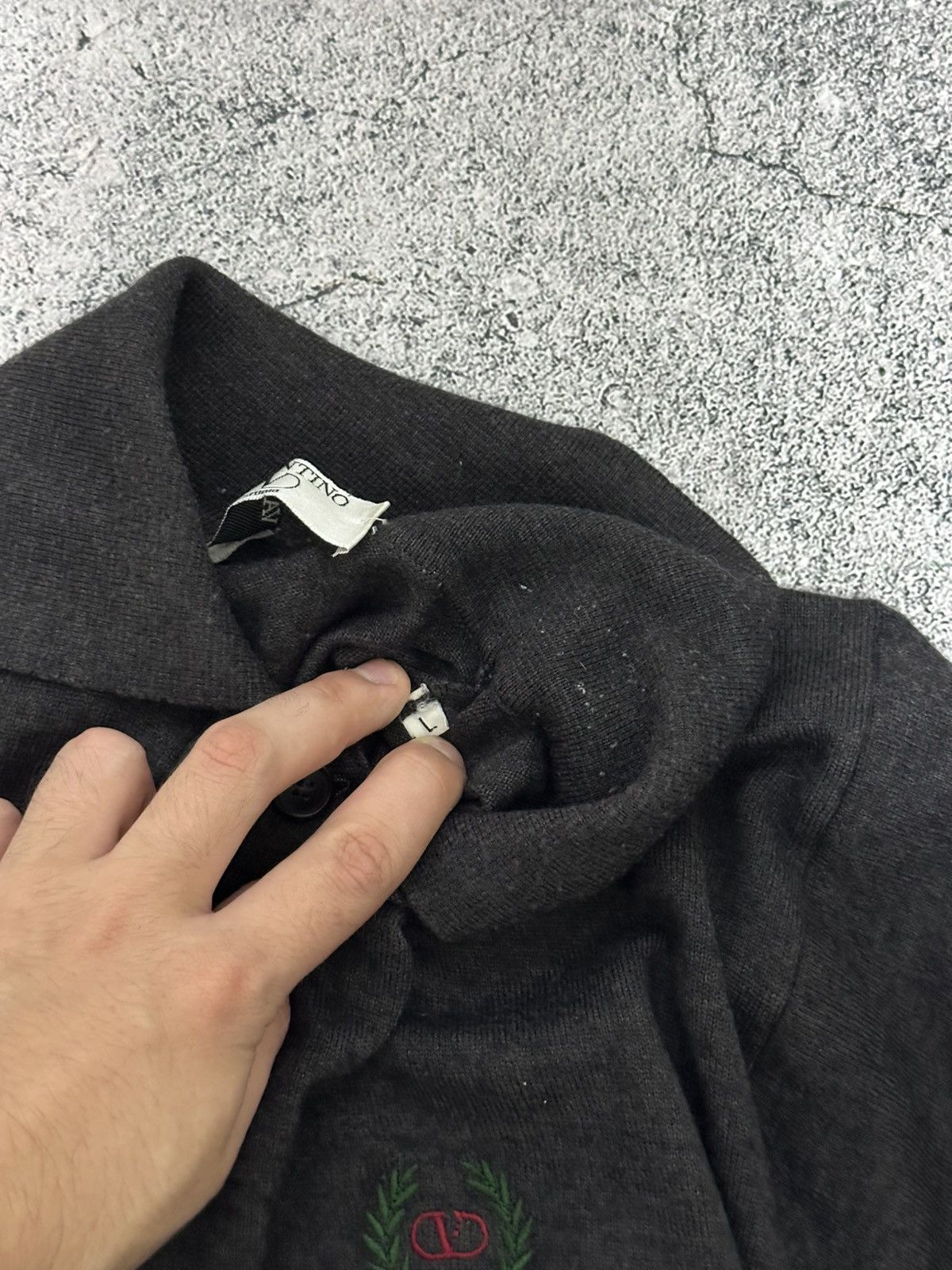 Valentino Valentino Button Sweater Embroidered Logo Size US M / EU 48-50 / 2 - 9 Thumbnail
