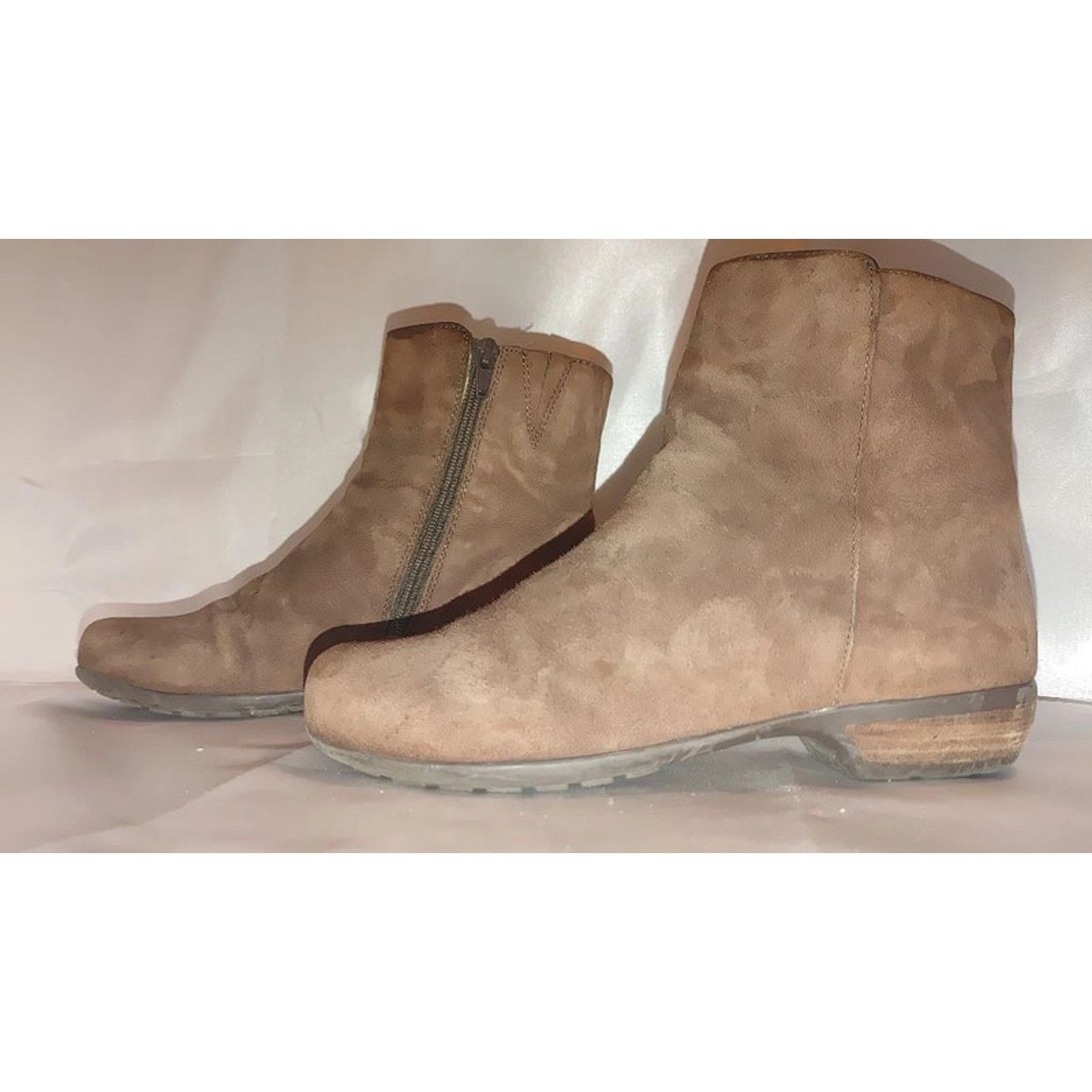 The Unbranded Brand Walking Cradles Elise Suede Ankle Boot Size 7M Size US 7.5 / IT 37.5 - 3 Thumbnail