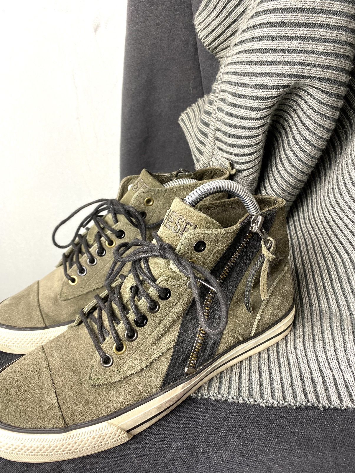 Diesel Vintage Diesel High Top Design Suede Sneakers Size US 7.5 / IT 37.5 - 4 Thumbnail