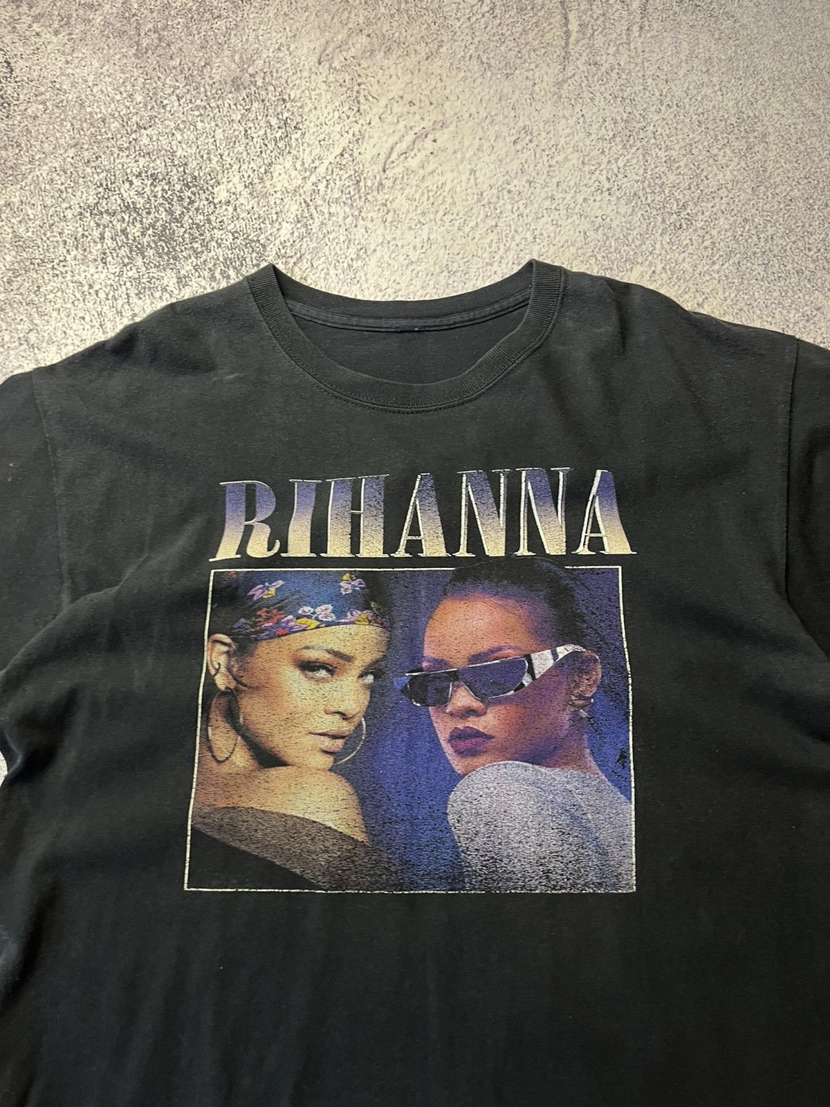Band Tees Rihanna Vintage big logo Gildan band tee shirt Size US M / EU 48-50 / 2 - 7 Thumbnail
