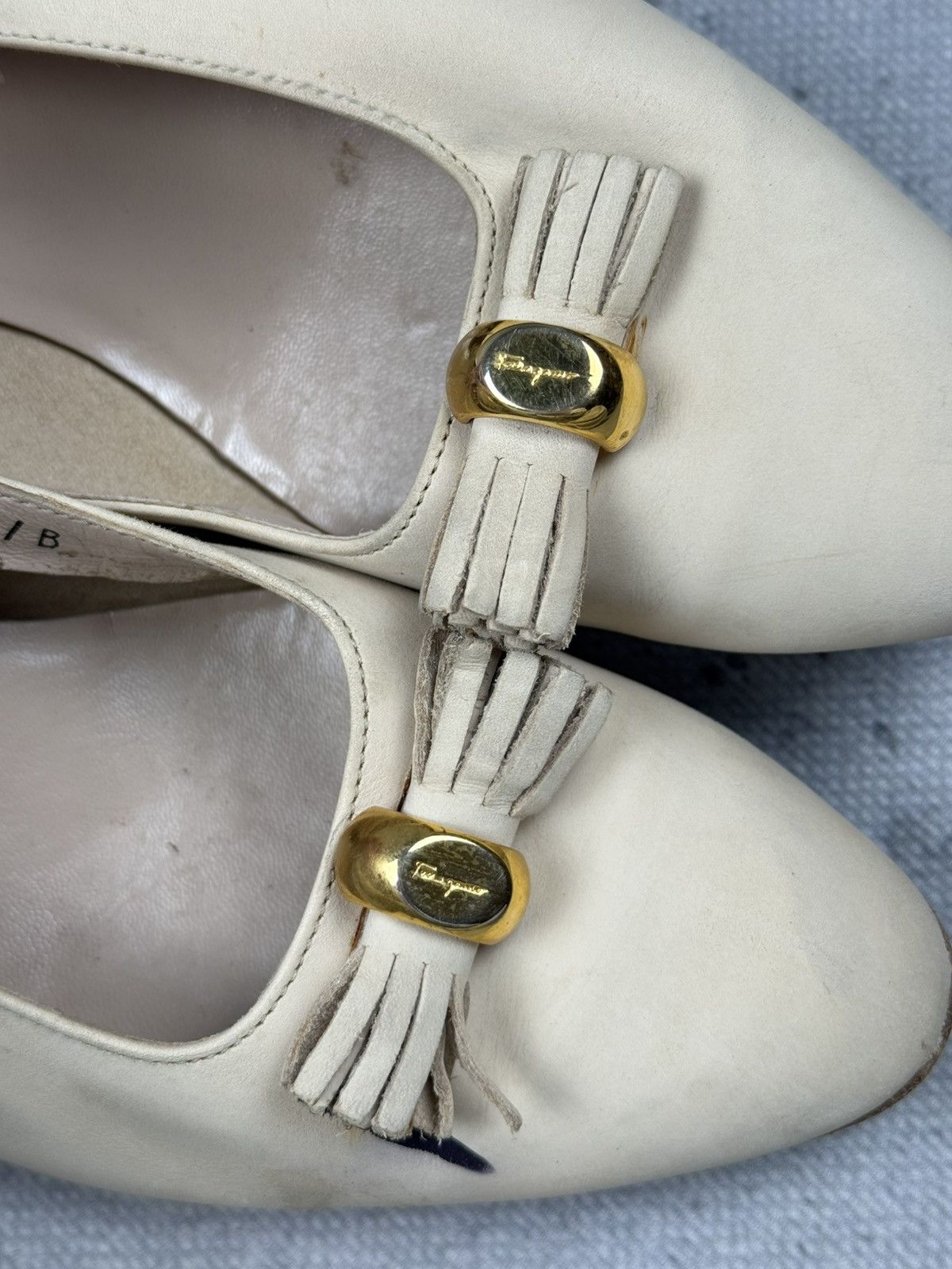 Salvatore Ferragamo Salvatore Ferragamo Vintag Cream Leather Pumps Gold Hardware Size US 8.5 / IT 38.5 - 15 Thumbnail